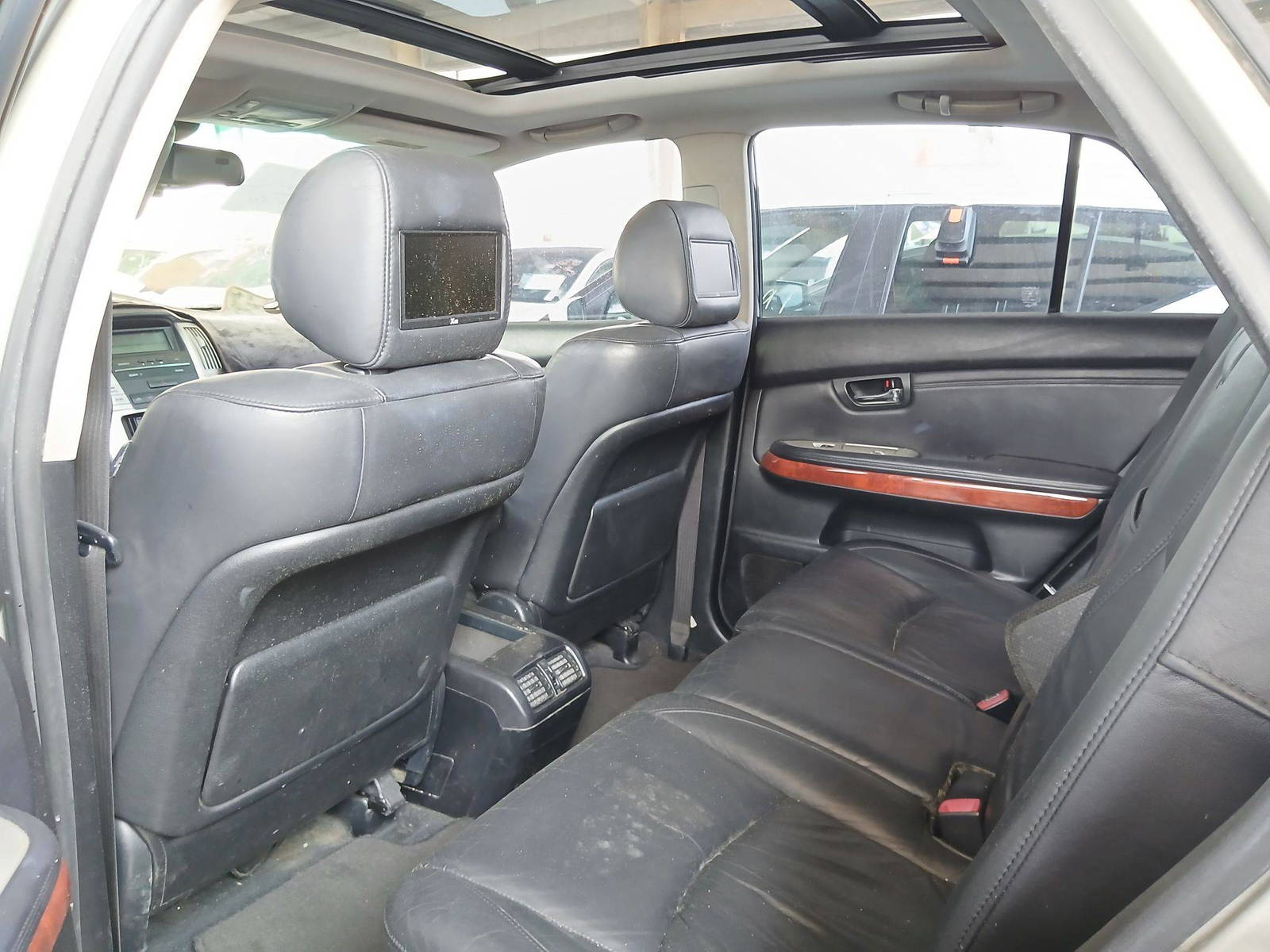 2004 LEXUS RX 330 — 251918 KM — Lot 064990 — Main - Marhaba Auctions Used Cars - Image 6