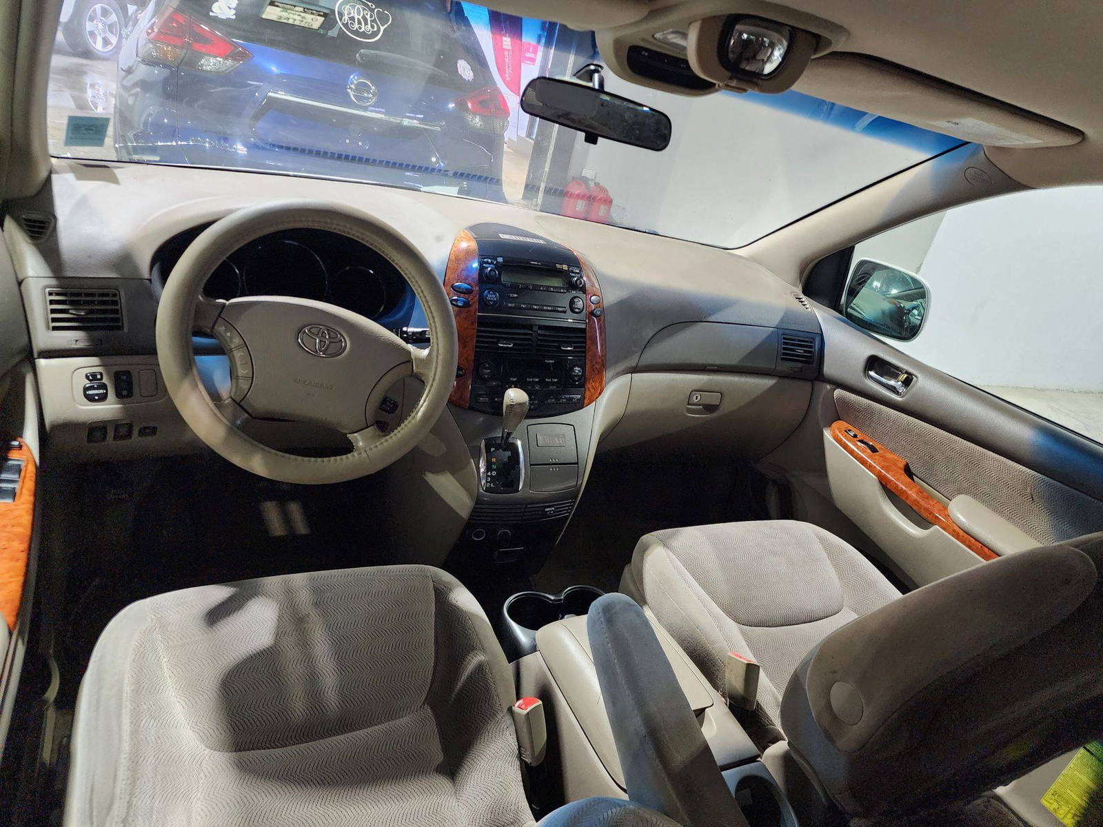 2007 TOYOTA SIENNA — 297718 Miles — Lot 51610 — Al Quoz - Marhaba Auctions Used Cars - Image 8