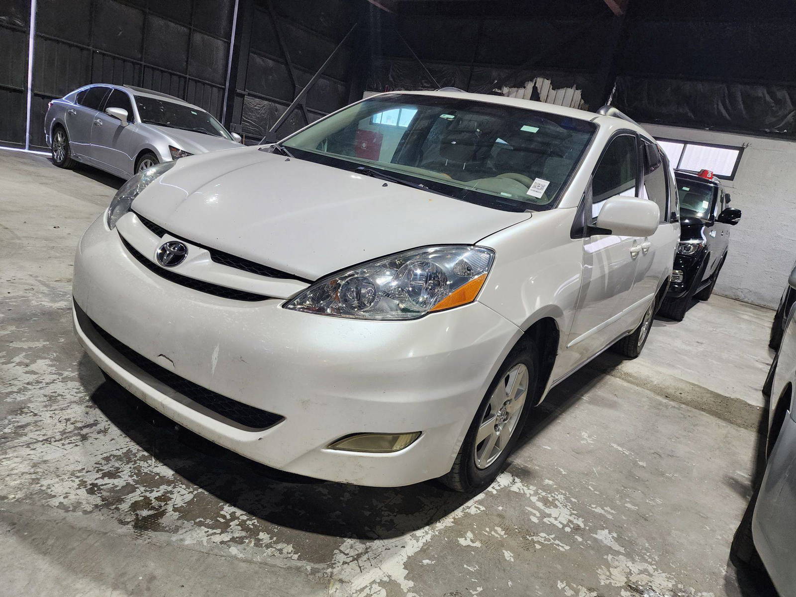 2007 TOYOTA SIENNA — 297718 Miles — Lot 51610 — Al Quoz - Marhaba Auctions Used Cars - Image 3