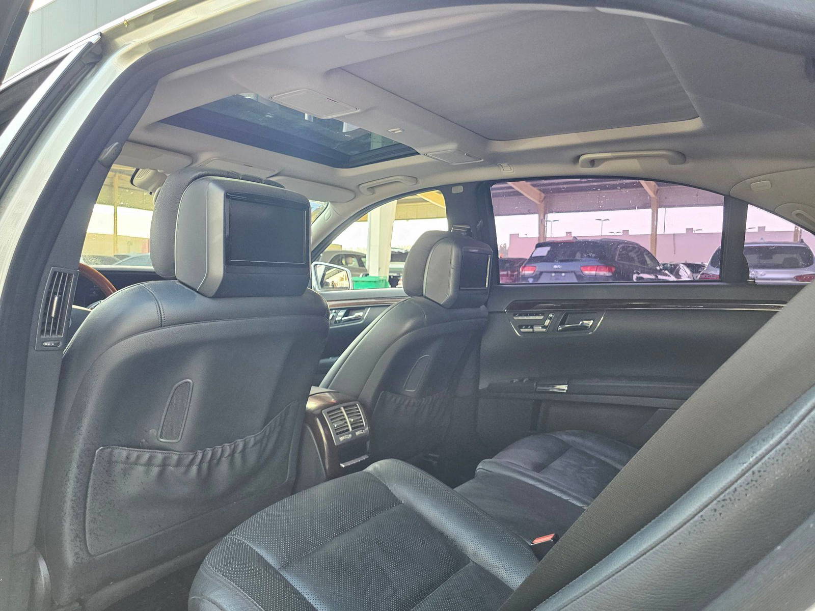 2010 MERCEDES BENZ S 500 4MATIC — 276142 KM — Lot A32137 — Souq - Marhaba Auctions Used Cars - Image 6