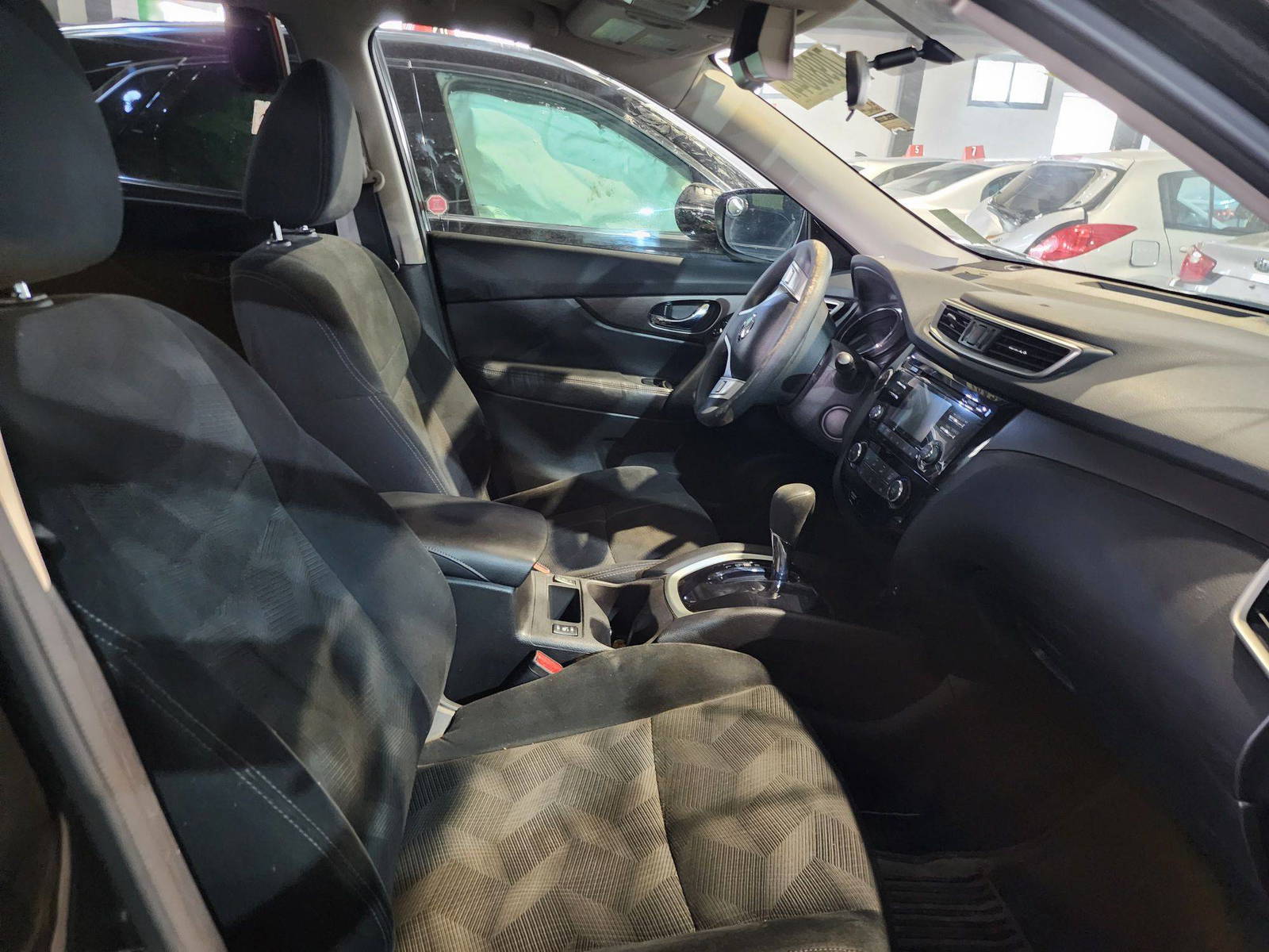 2015 NISSAN ROGUE — 299543 KM — Lot 58658 — Al Quoz - Marhaba Auctions Used Cars - Image 9