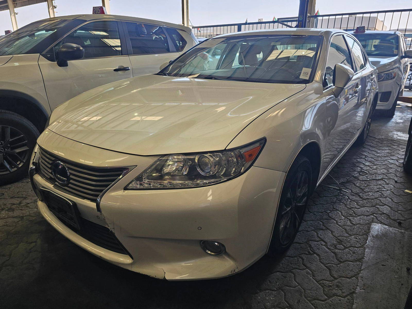 2015 LEXUS ES 300H — 206250 Miles — Lot 81677915 — Souq - Marhaba Auctions Used Cars - Image 3