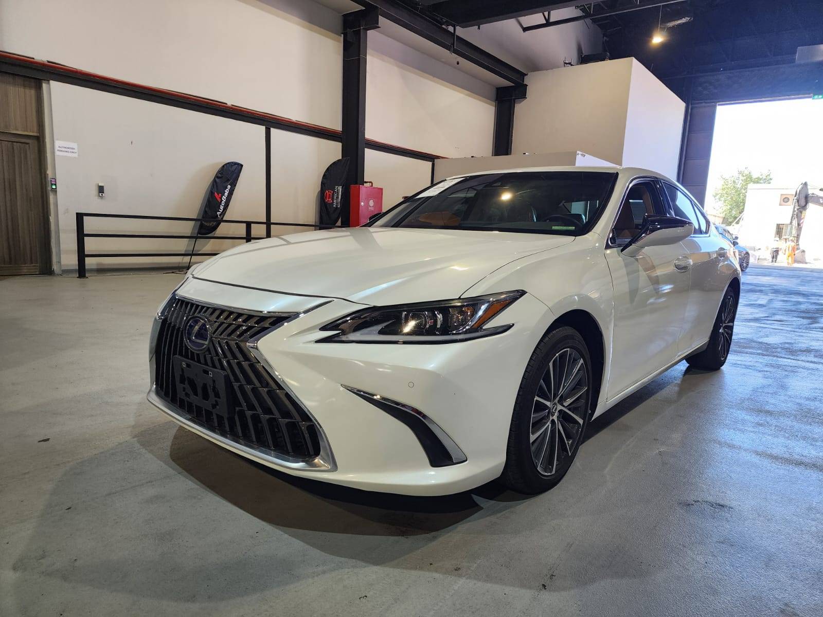 2023 LEXUS ES 300H — 24567 KM — Lot 72944753 — Main - Marhaba Auctions Used Cars - Image 4