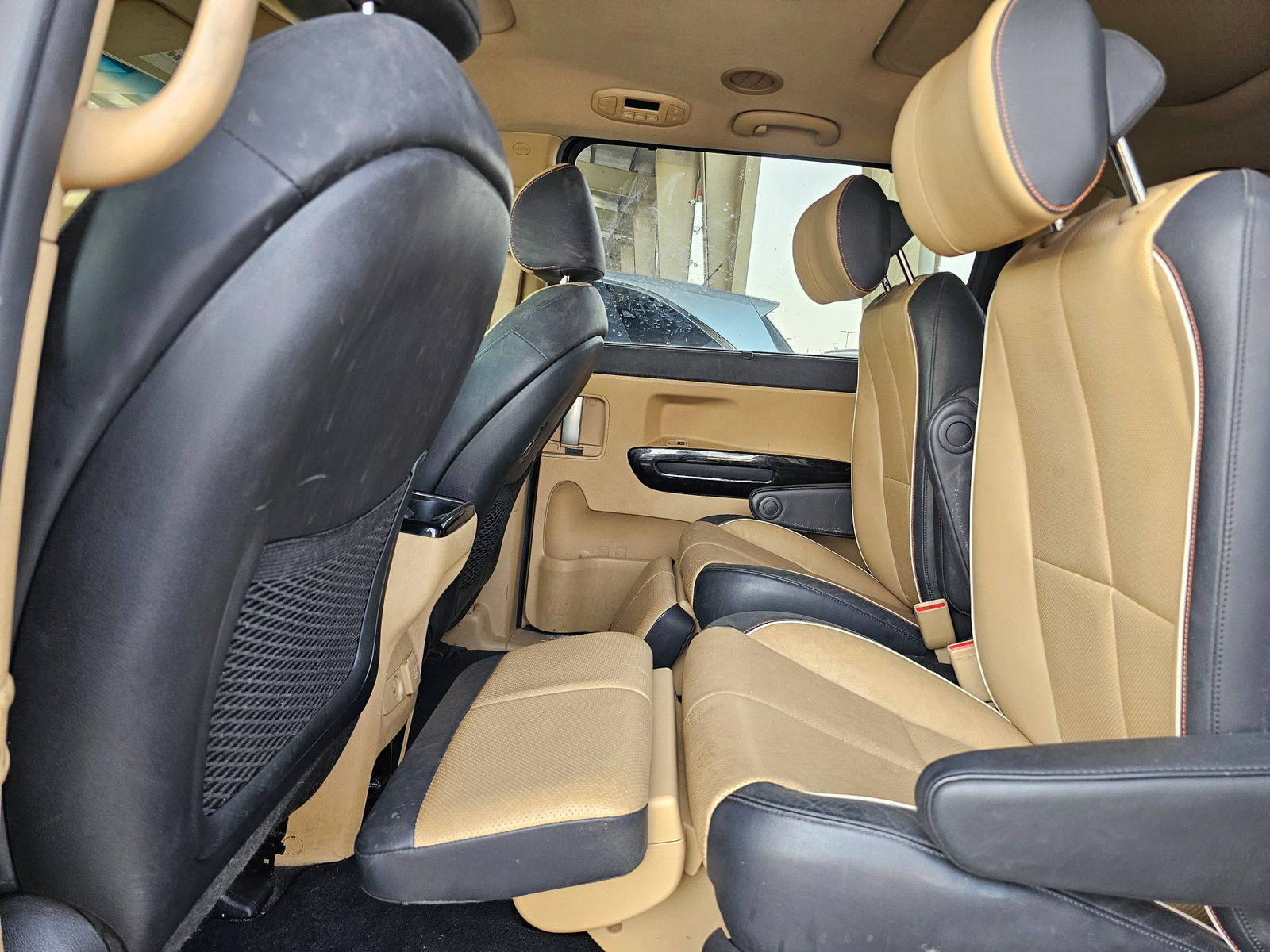 2015 KIA SEDONA — 164034 Miles — Lot 6028602 — Souq - Marhaba Auctions Used Cars - Image 7