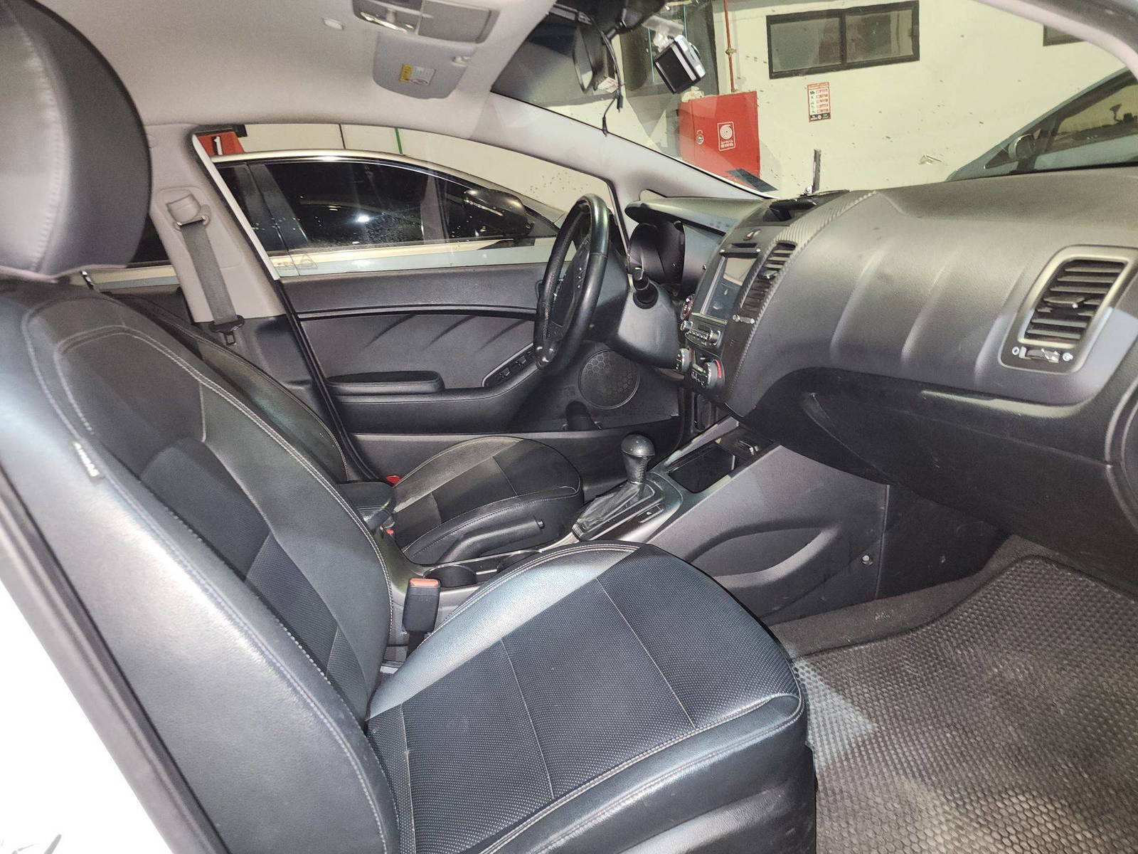 2013 KIA K3 — 128825 KM — Lot 045566 — Main - Marhaba Auctions Used Cars - Image 9