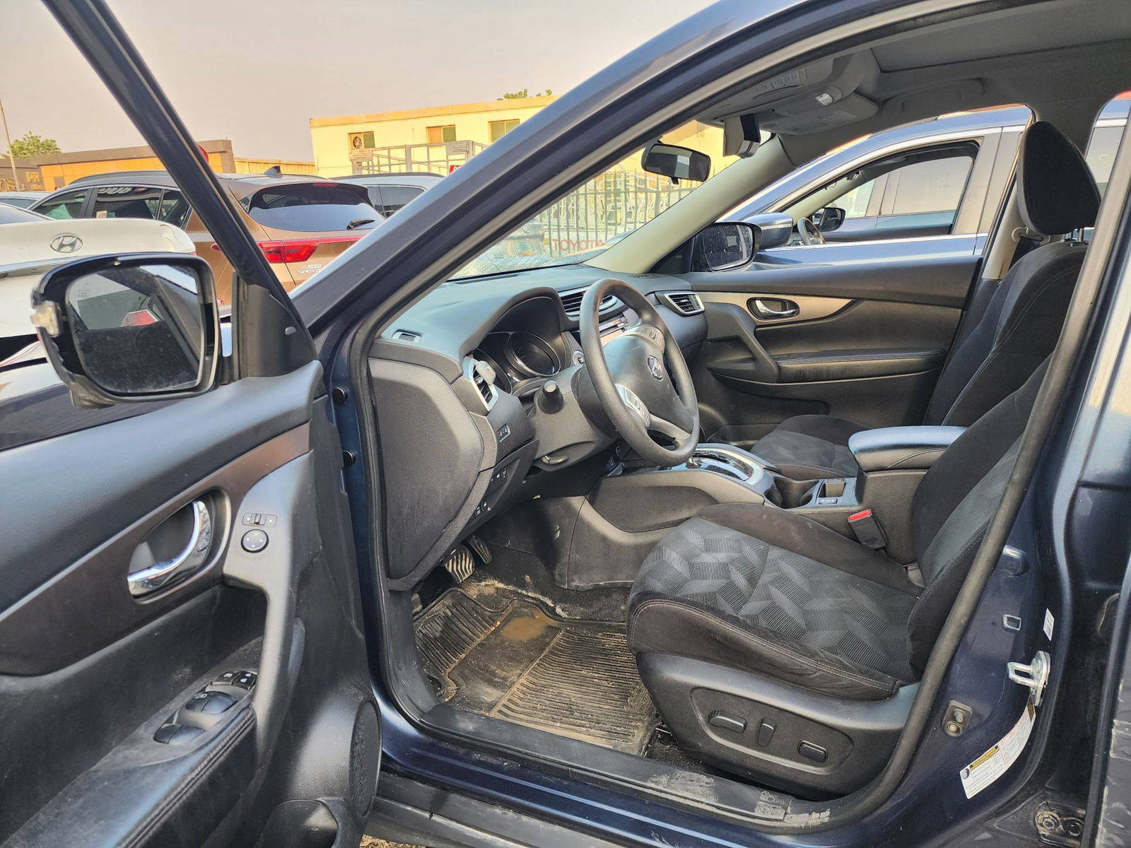 2014 NISSAN ROGUE — 261931 KM — Lot C766837 — Al Quoz - Marhaba Auctions Used Cars - Image 9