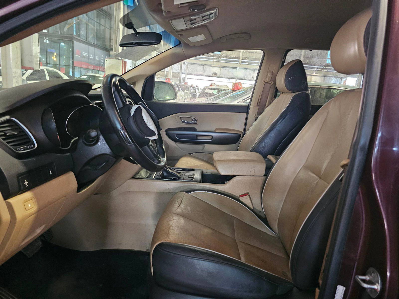 2017 KIA SEDONA — 168566 Miles — Lot XH6313384 — Souq - Marhaba Auctions Used Cars - Image 7