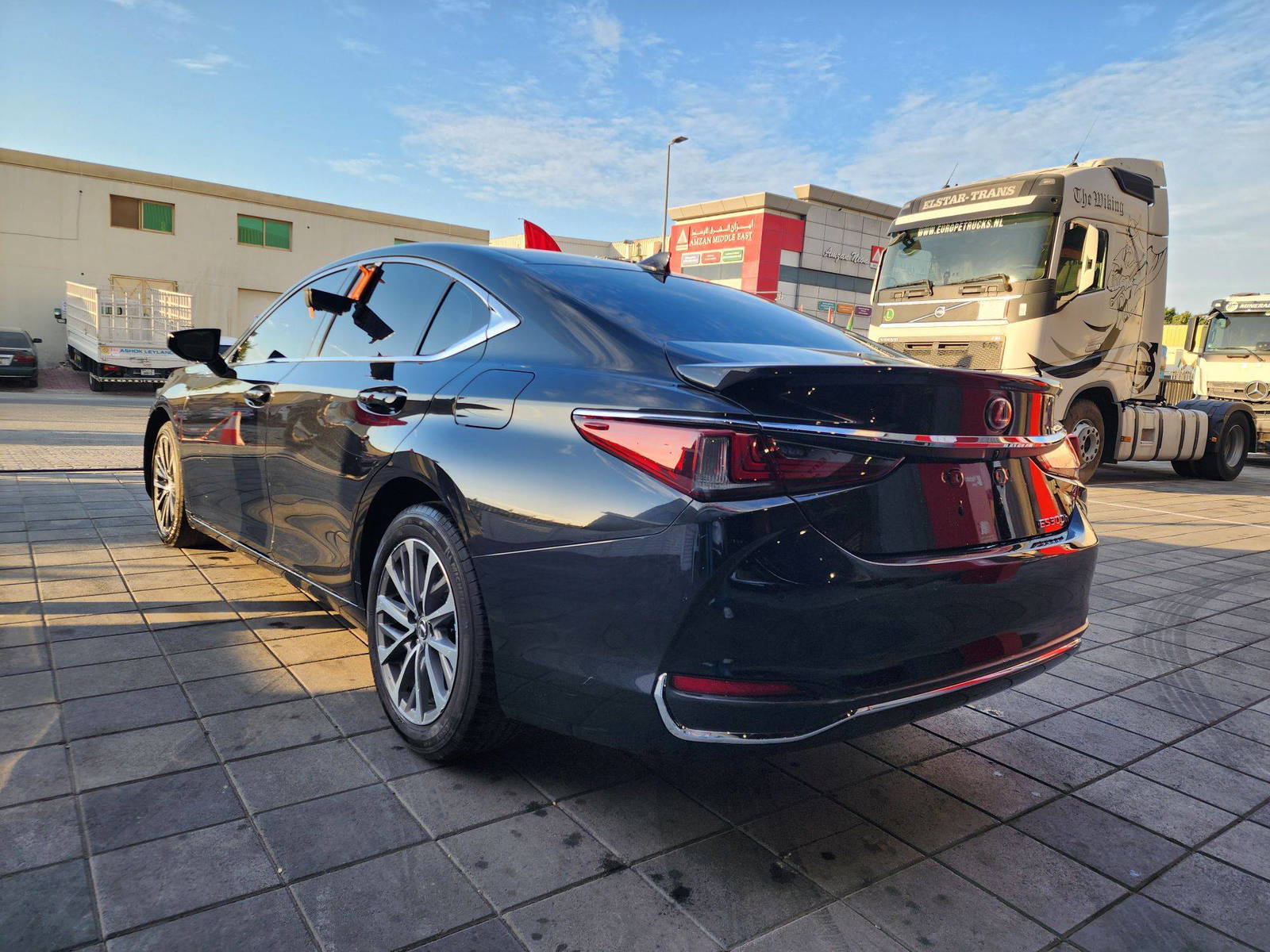 2023 LEXUS ES 300H — 31323 KM — Lot 37321332 — Souq - Marhaba Auctions Used Cars - Image 8
