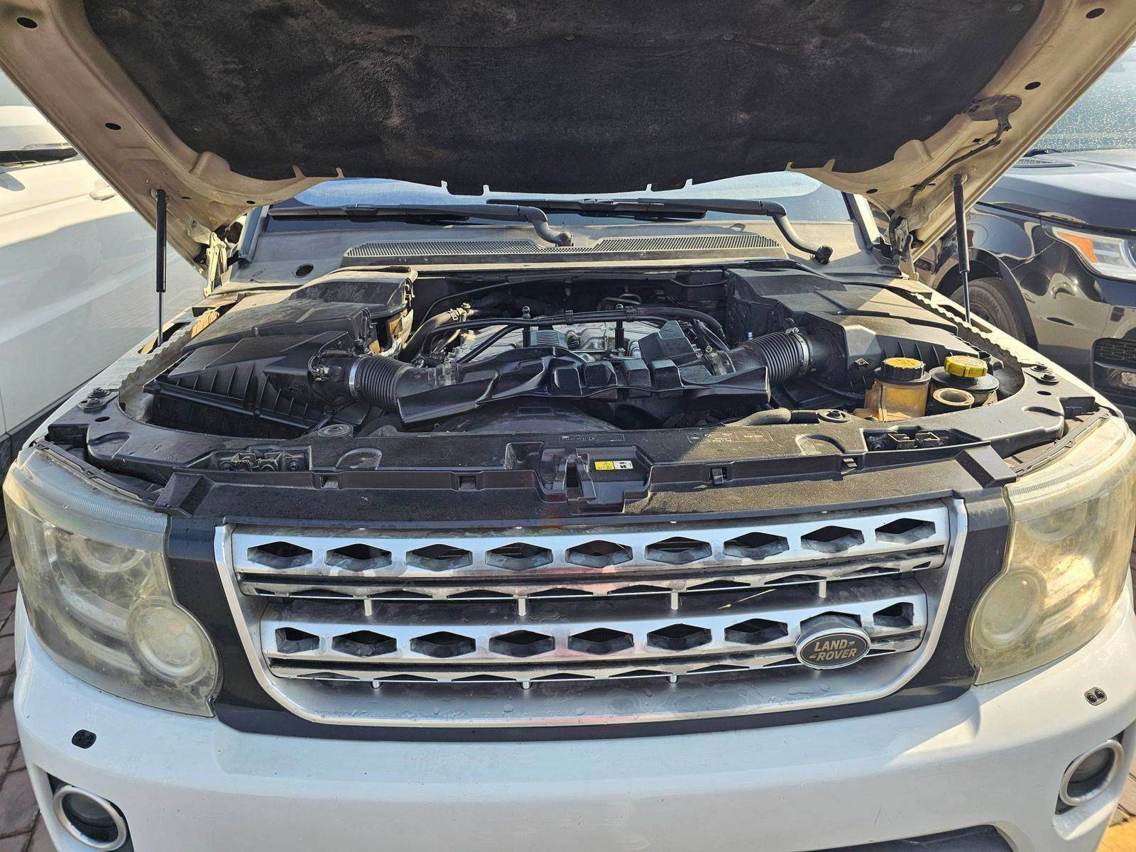 2015 LAND ROVER LR4 HSE LUXURY — 254956 KM — Lot AV6FA774875 — Souq - Marhaba Auctions Used Cars - Image 11