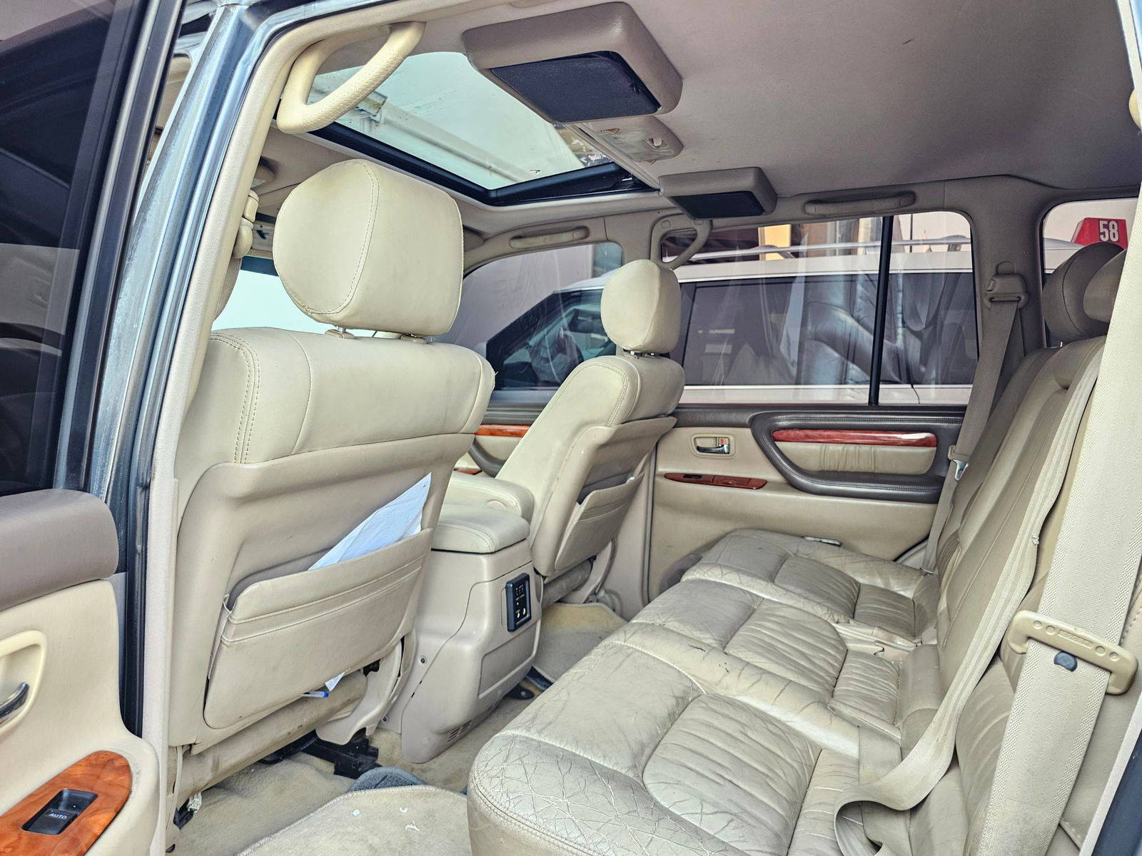 2000 LEXUS LX 470 — 318629 Miles — Lot 8Y0081329 — Souq - Marhaba Auctions Used Cars - Image 6