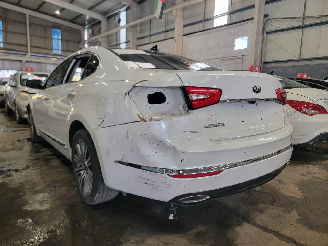 2015 KIA CADENZA — 122775 Miles — Lot F5187769 — Souq - Marhaba Auctions Used Cars - Image 4