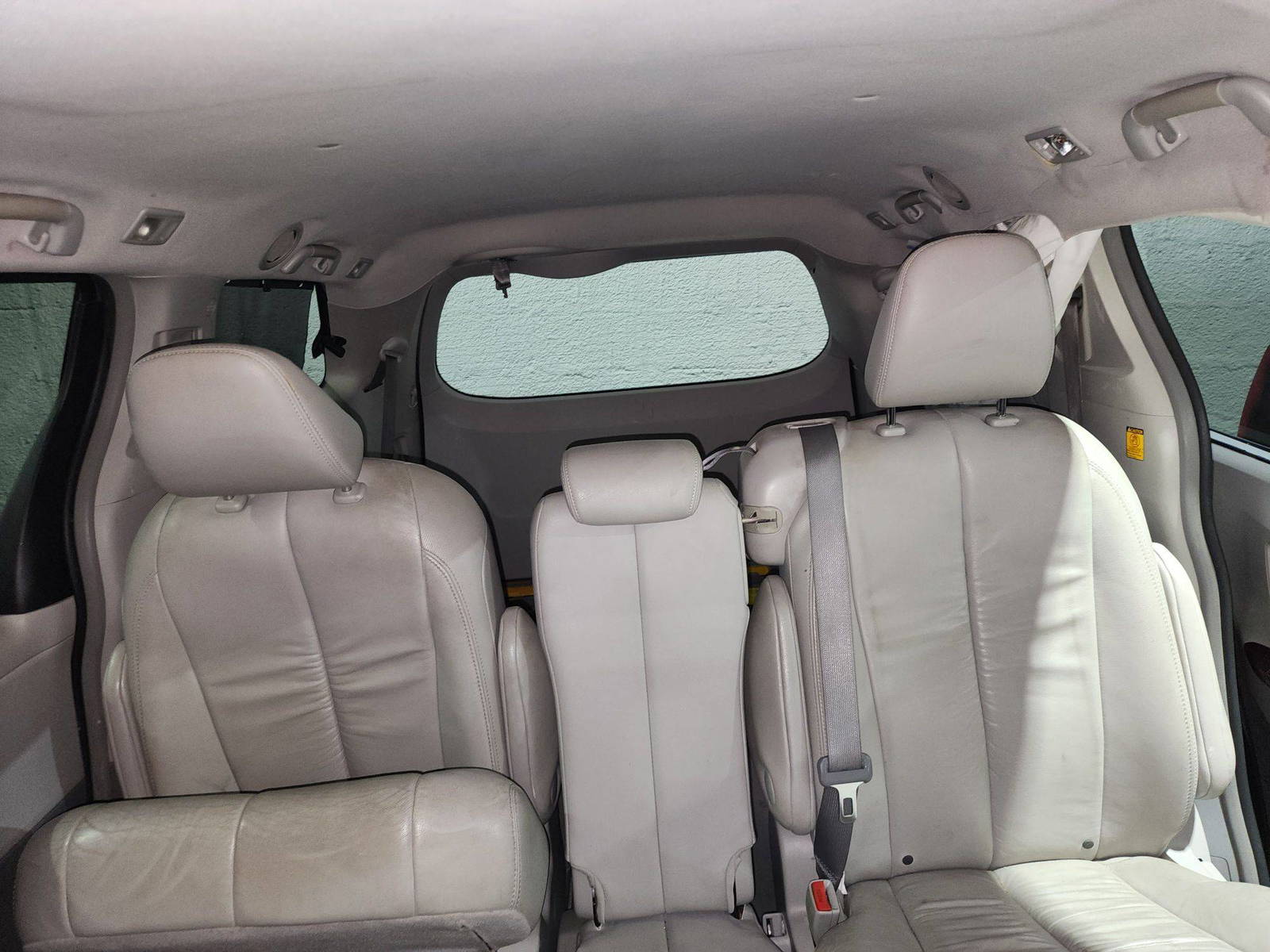 2011 TOYOTA SIENNA — 225496 Miles — Lot 118568 — Al Quoz - Marhaba Auctions Used Cars - Image 5