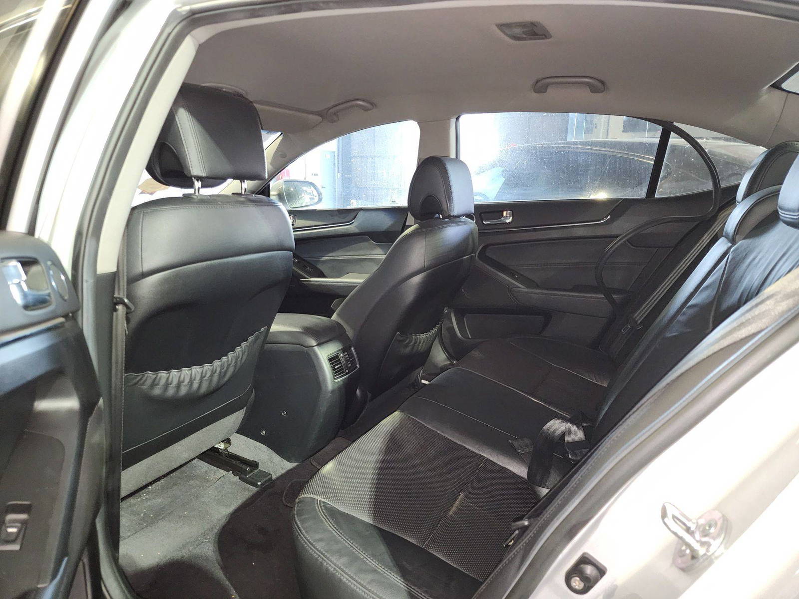 2011 KIA K7 — 228678 KM — Lot 215487 — Souq - Marhaba Auctions Used Cars - Image 8
