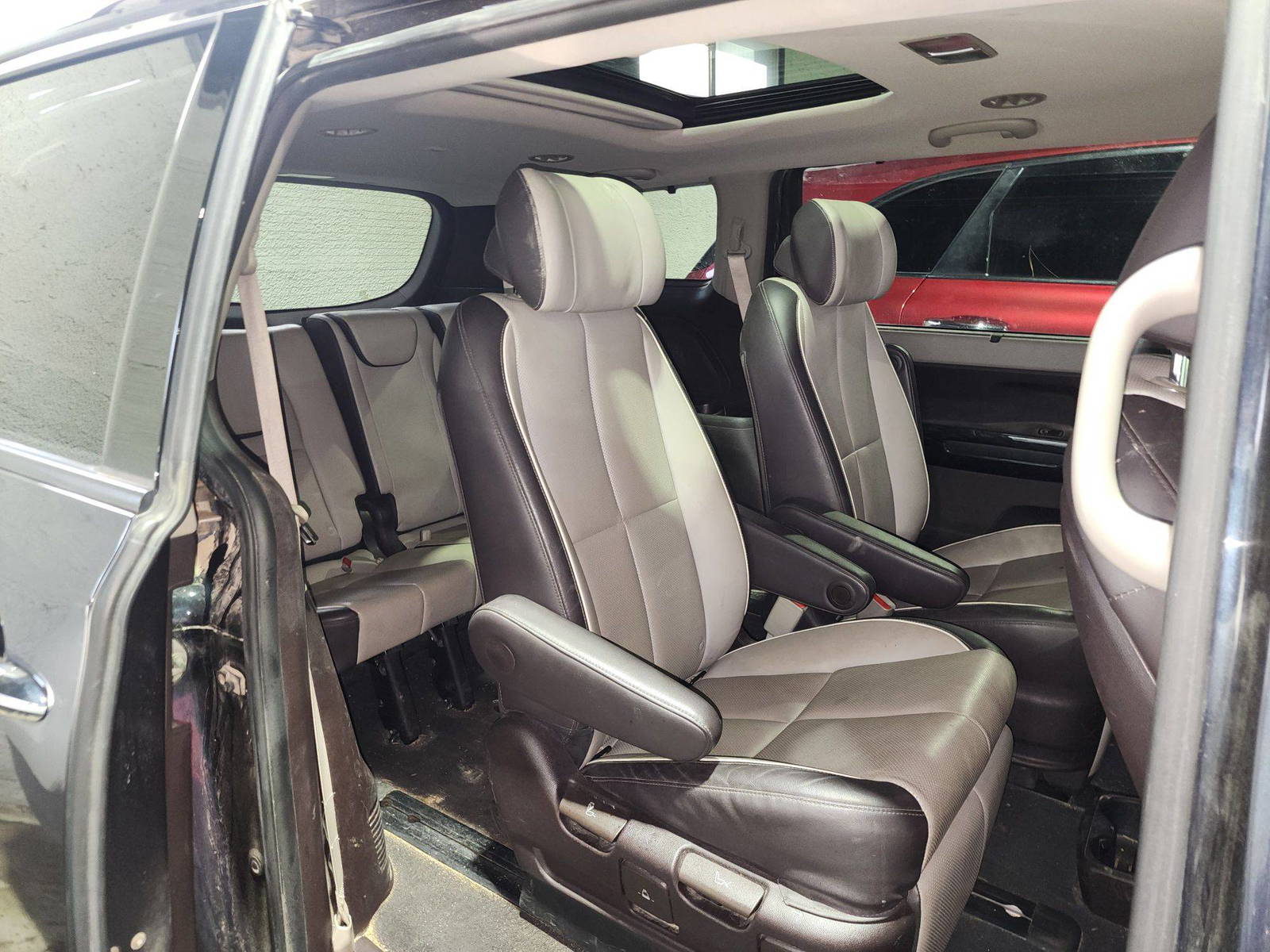 2016 KIA SEDONA — 154337 Miles — Lot 41711275 — Al Quoz - Marhaba Auctions Used Cars - Image 7