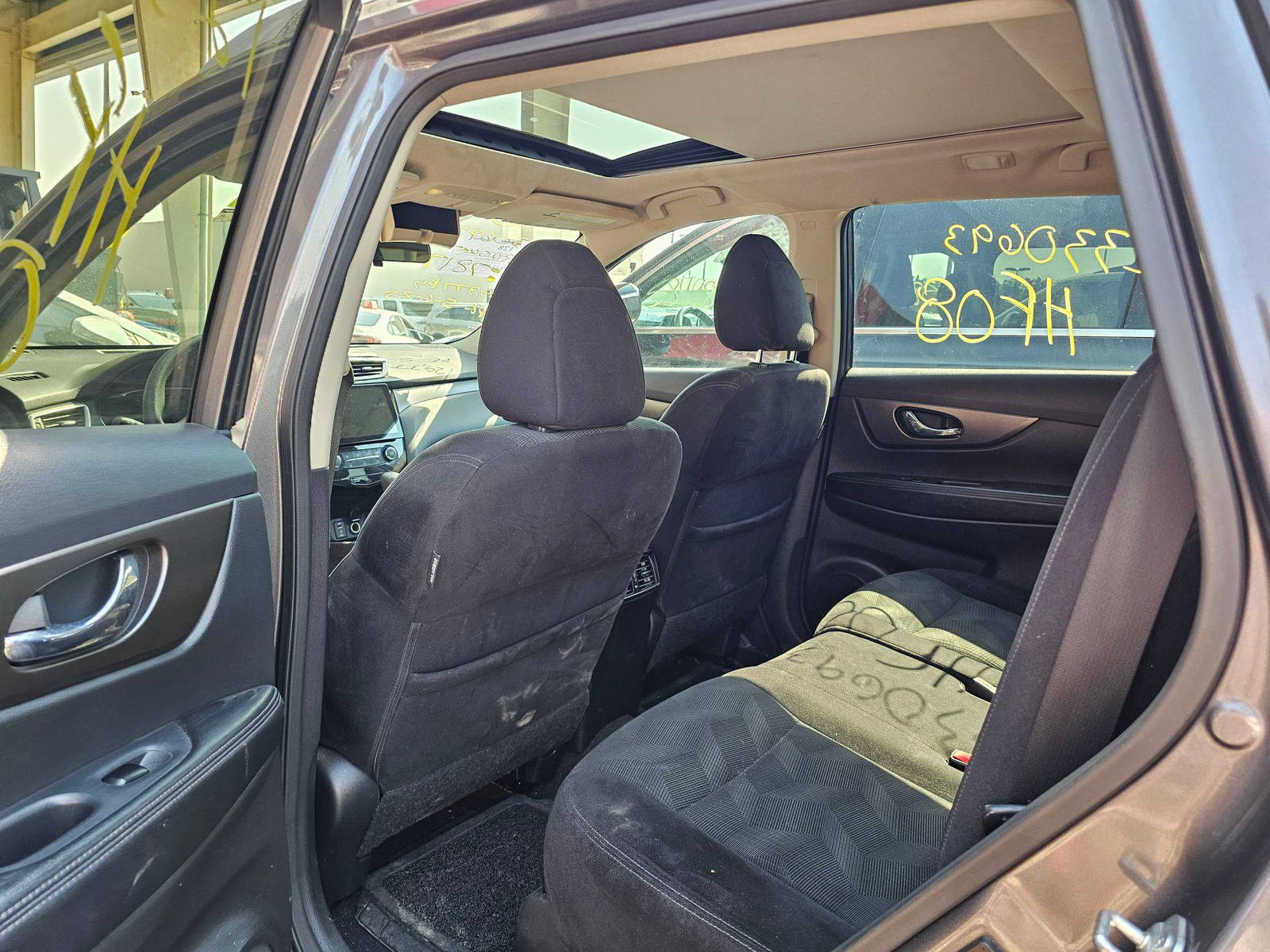 2015 NISSAN ROGUE — 129377 KM — Lot 12330693 — Souq - Marhaba Auctions Used Cars - Image 6