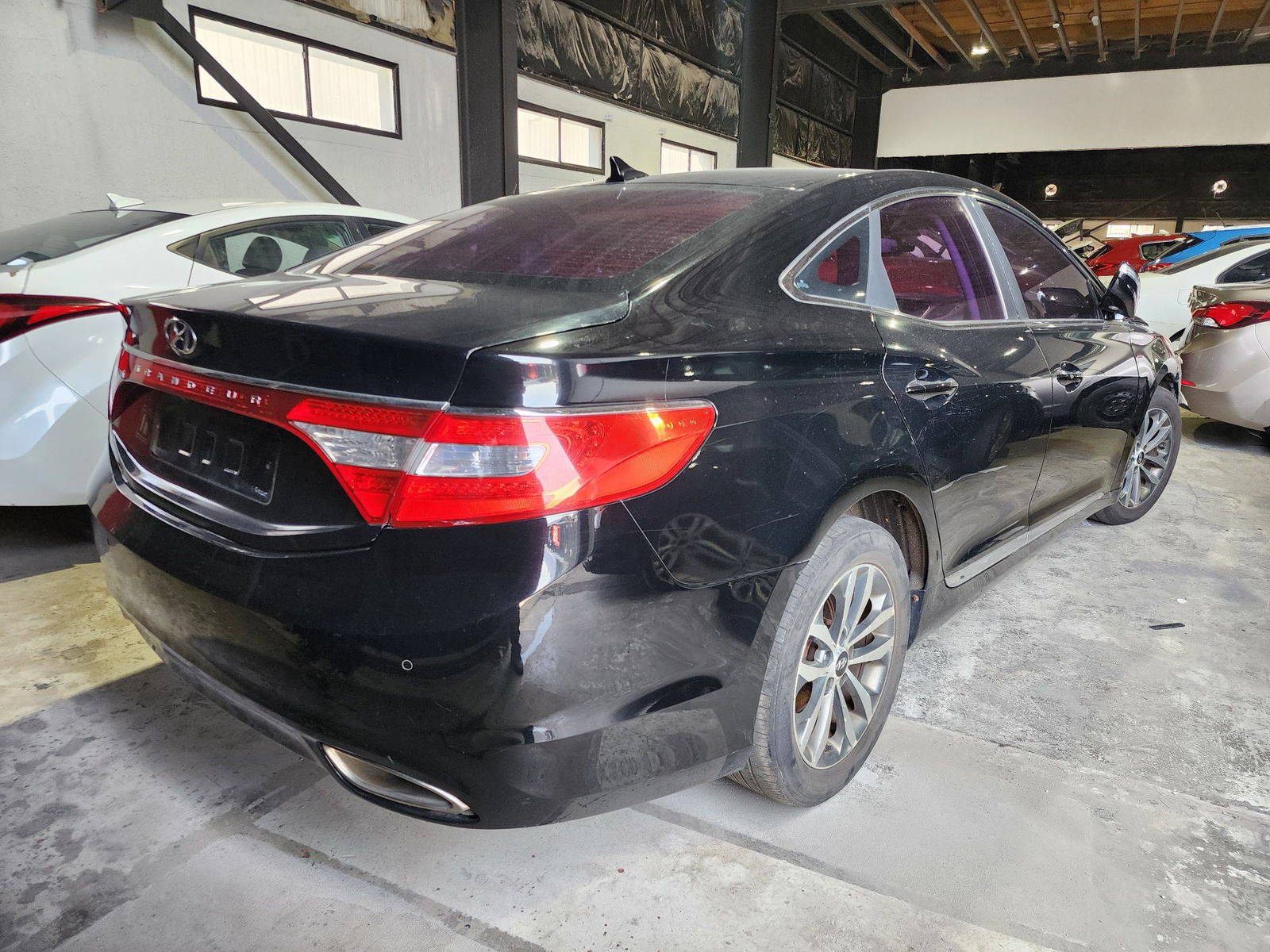 2011 HYUNDAI GRANDEUR — 217520 KM — Lot 021830 — Main - Marhaba Auctions Used Cars - Image 4