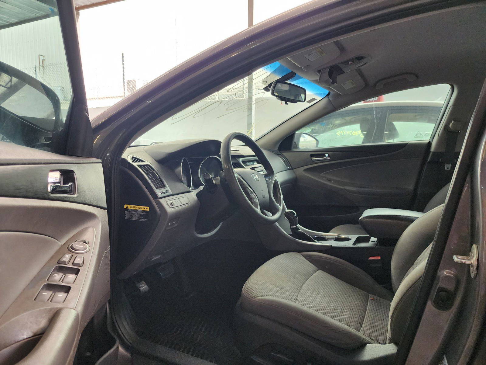 2014 HYUNDAI SONATA — 187558 Miles — Lot 900786 — Al Quoz - Marhaba Auctions Used Cars - Image 9