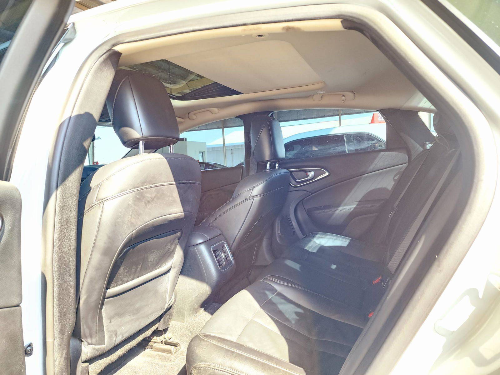 2015 CHRYSLER 200 — 275439 KM — Lot 124587 — Souq - Marhaba Auctions Used Cars - Image 6