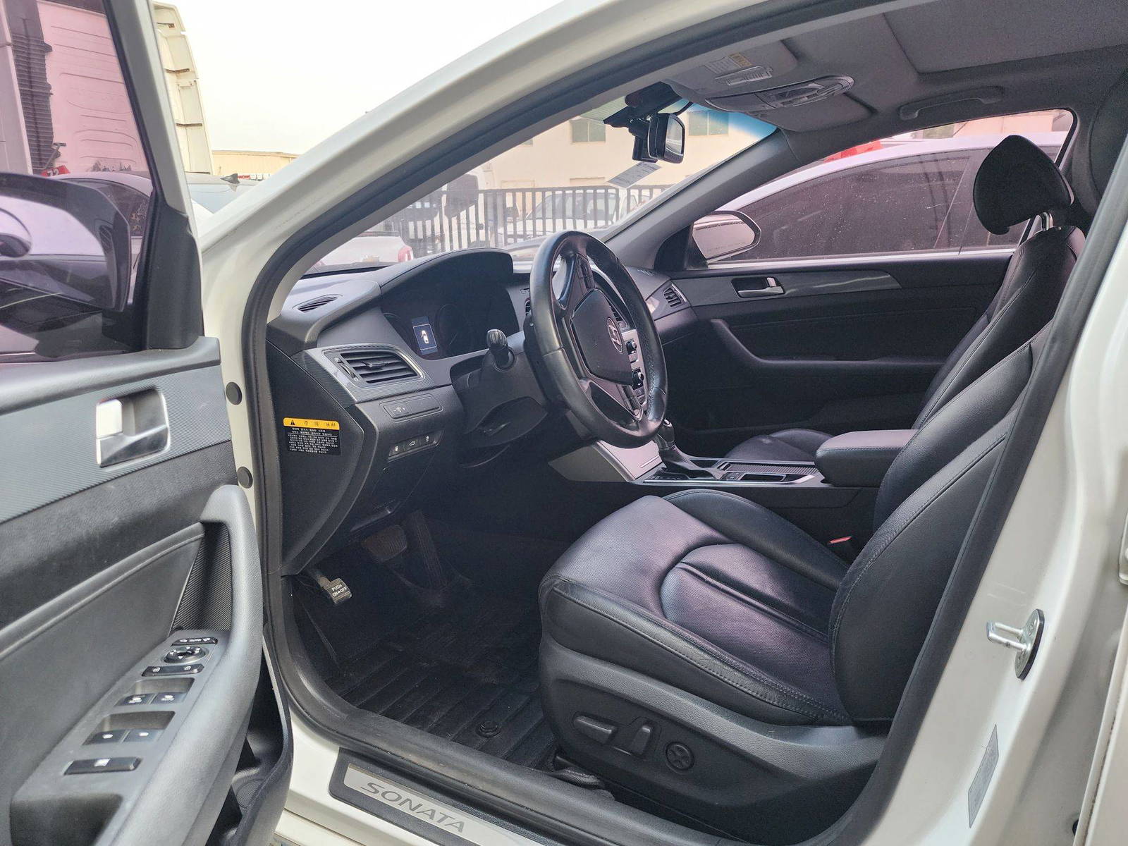 2015 HYUNDAI SONATA — 203085 KM — Lot 004006 — Souq - Marhaba Auctions Used Cars - Image 9
