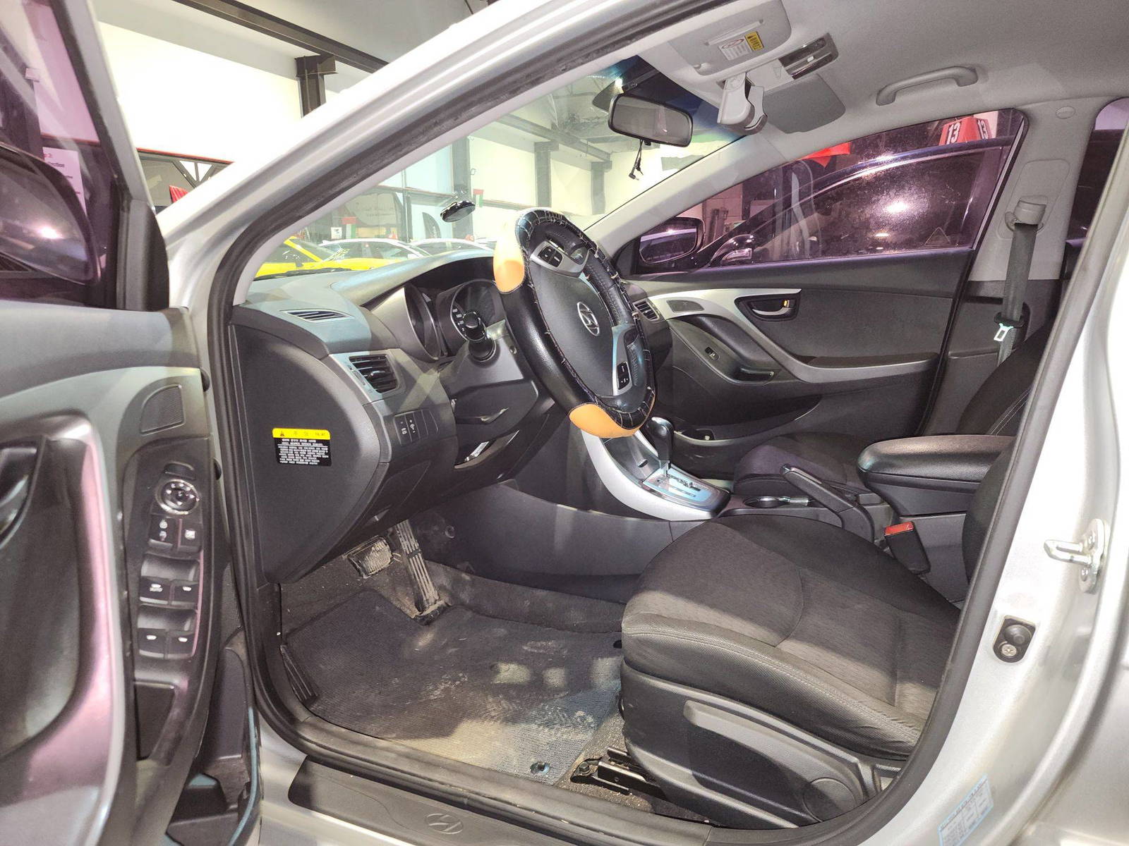 2011 HYUNDAI AVANTE — 184166 KM — Lot 004126 — Al Quoz - Marhaba Auctions Used Cars - Image 9
