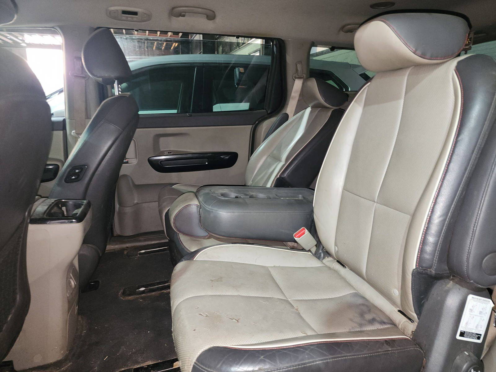 2017 KIA SEDONA — 165958 Miles — Lot C15H6256346 — Souq - Marhaba Auctions Used Cars - Image 7