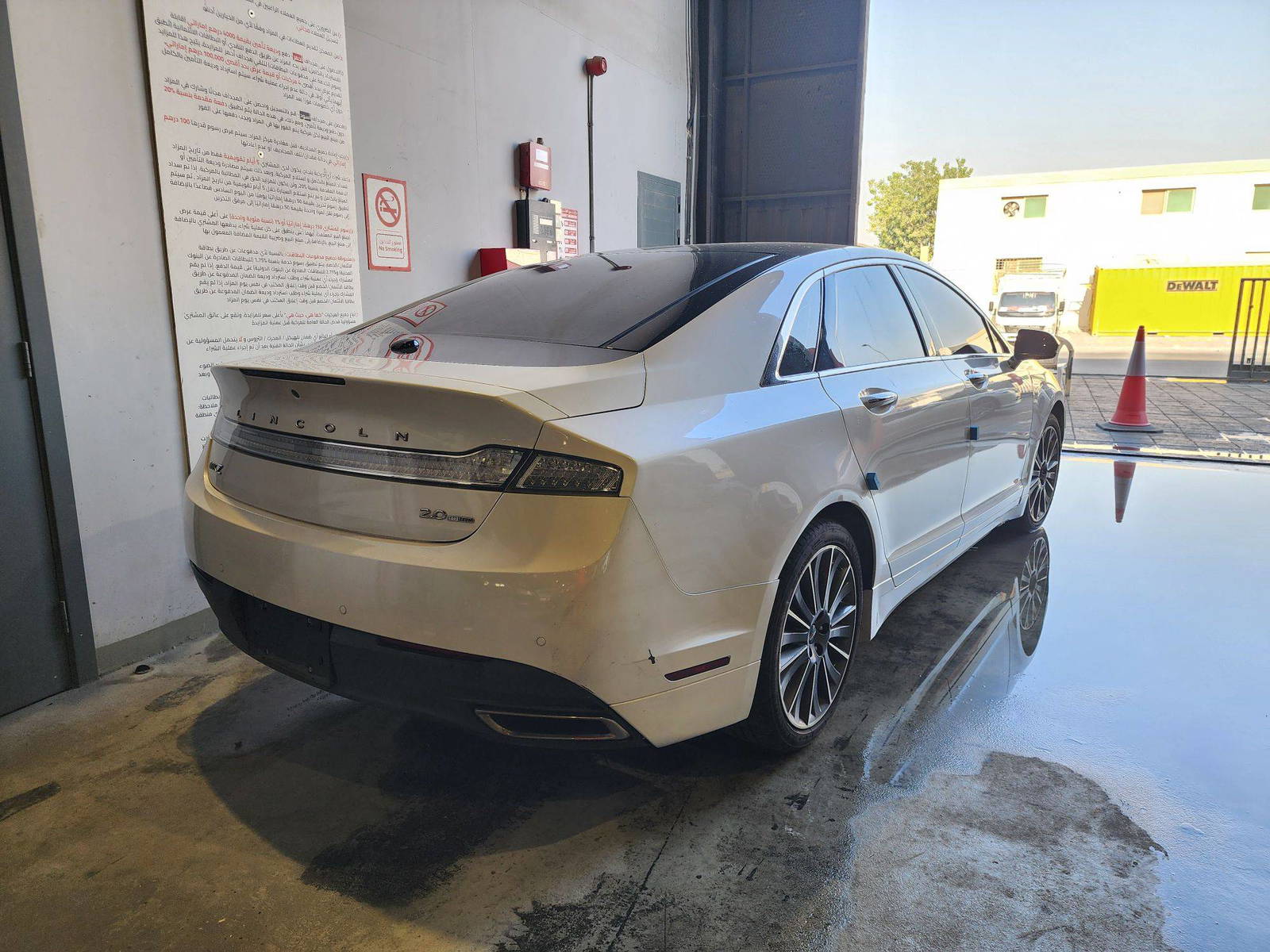 2015 LINCOLN MKZ — 140729 KM — Lot 5678 — Souq - Marhaba Auctions Used Cars - Image 4
