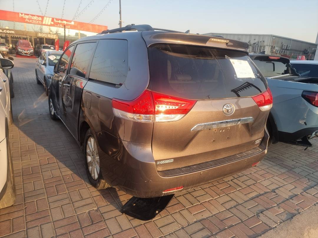 Toyota Sienna 2011 view 2