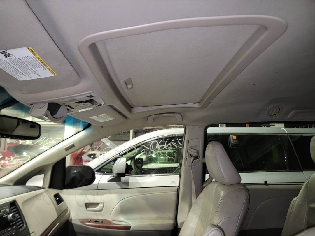 2011 TOYOTA SIENNA — 295076 Miles — Lot 044347 - Marhaba Auctions Used Cars - Image 8