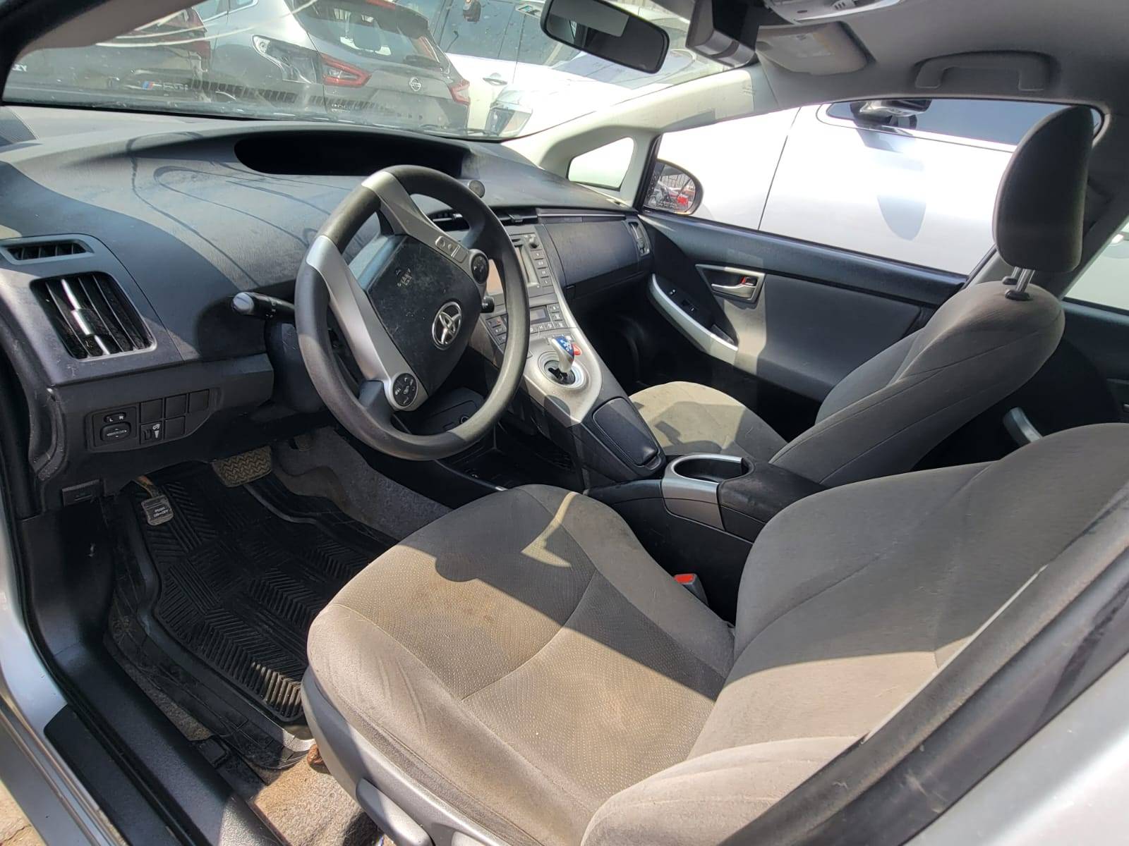 2015 TOYOTA PRIUS — 271223 KM — Lot 43233775 — Main - Marhaba Auctions Used Cars - Image 9