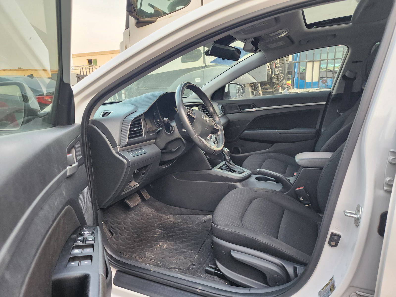 2019 HYUNDAI ELANTRA — 92985 KM — Lot 44724715 — Al Quoz - Marhaba Auctions Used Cars - Image 9