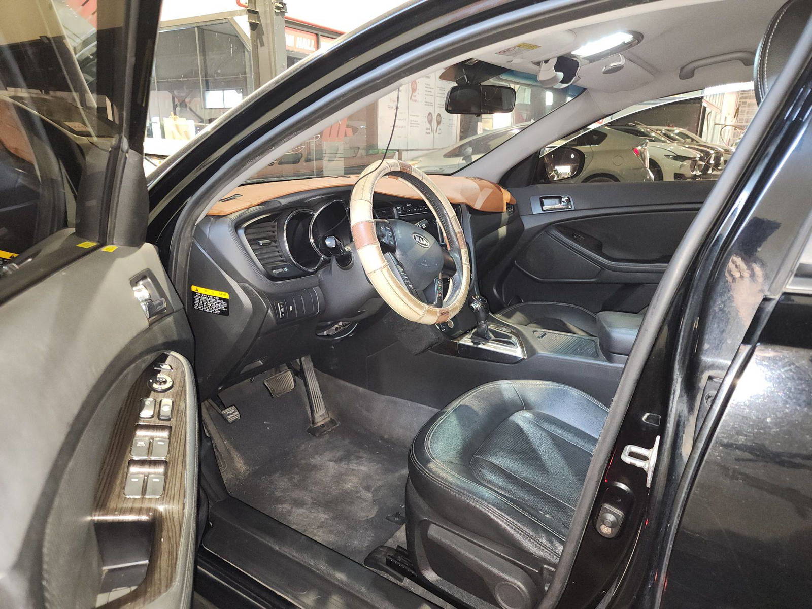 2011 KIA K5 — 247937 KM — Lot 002575 — Al Quoz - Marhaba Auctions Used Cars - Image 9
