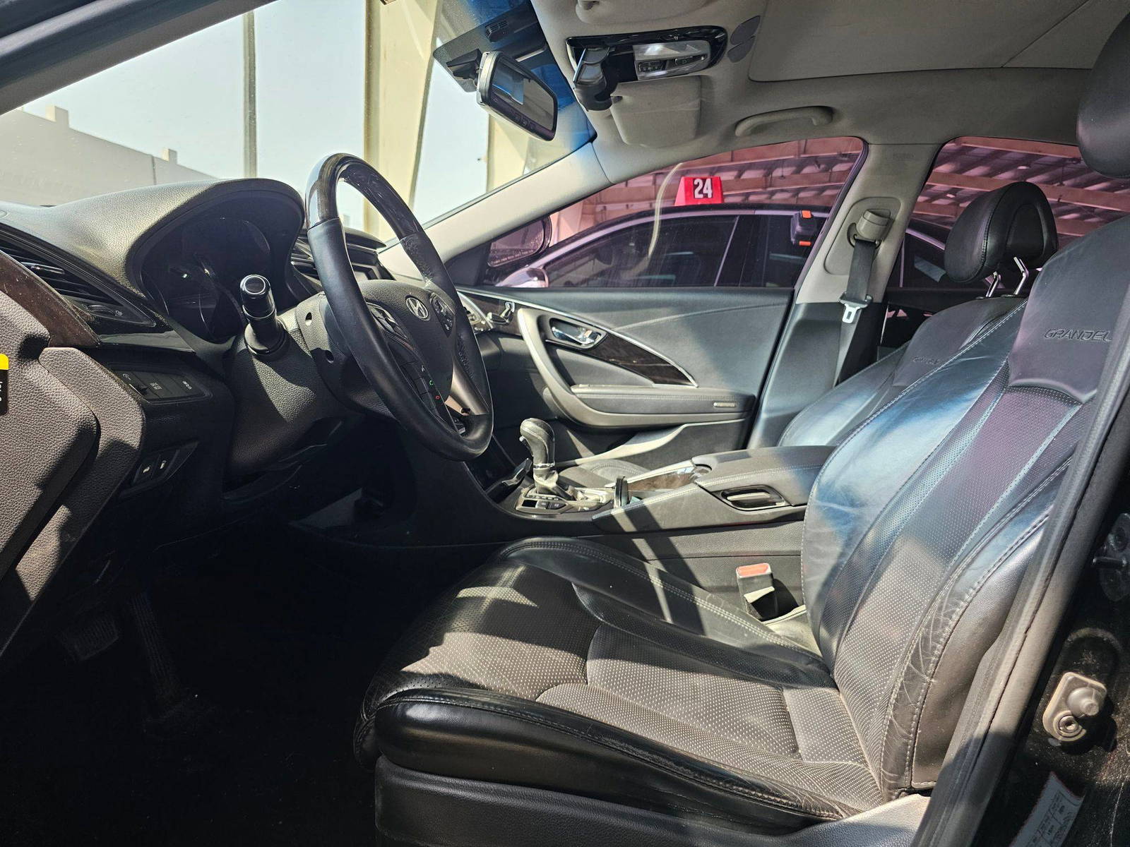 2015 HYUNDAI GRANDEUR — 223226 KM — Lot 07995 — Souq - Marhaba Auctions Used Cars - Image 8