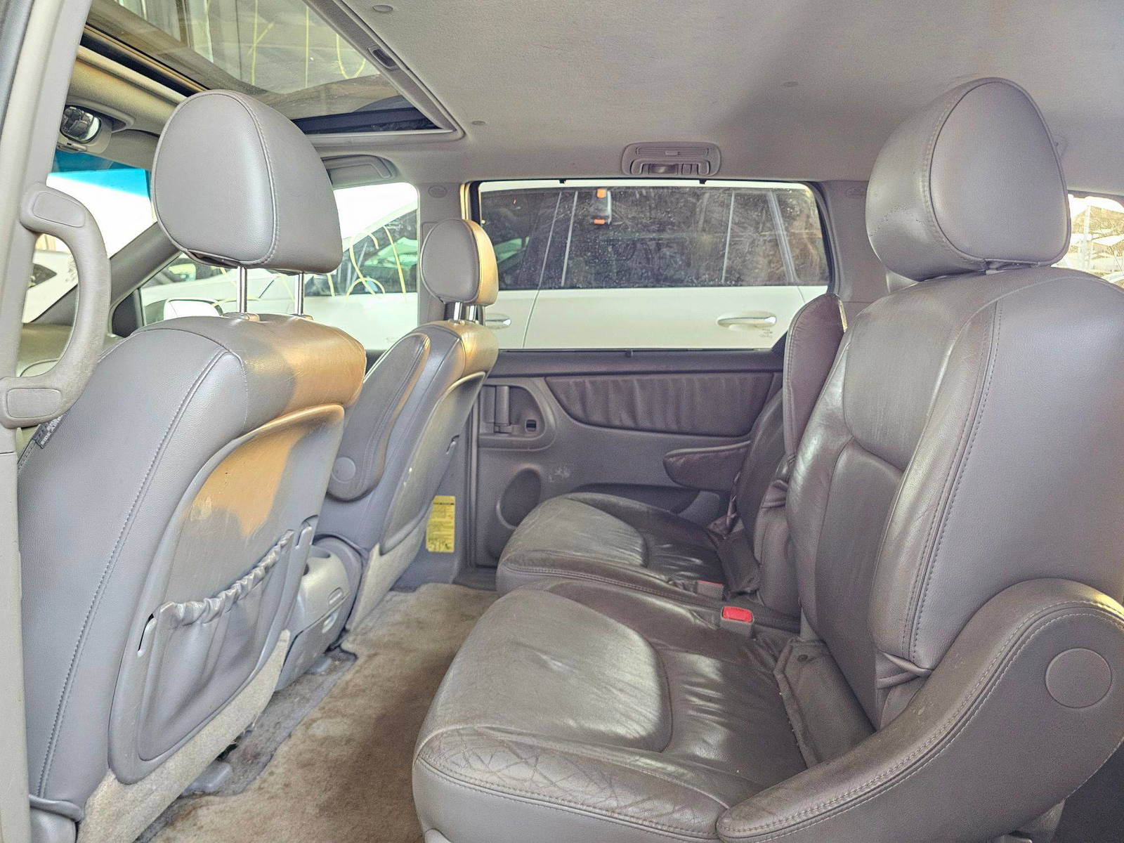 2006 TOYOTA SIENNA — 291186 KM — Lot 40012172 — Souq - Marhaba Auctions Used Cars - Image 5