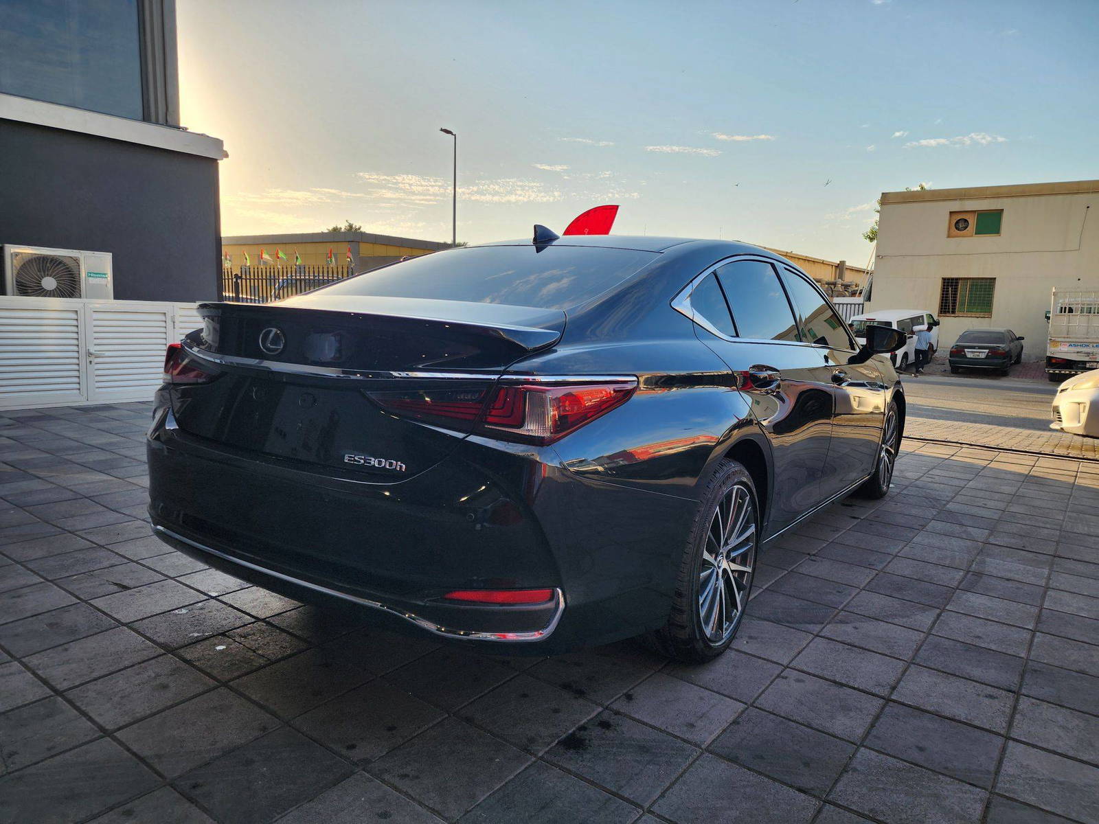 2023 LEXUS ES 300H — 31323 KM — Lot 37321332 — Souq - Marhaba Auctions Used Cars - Image 6