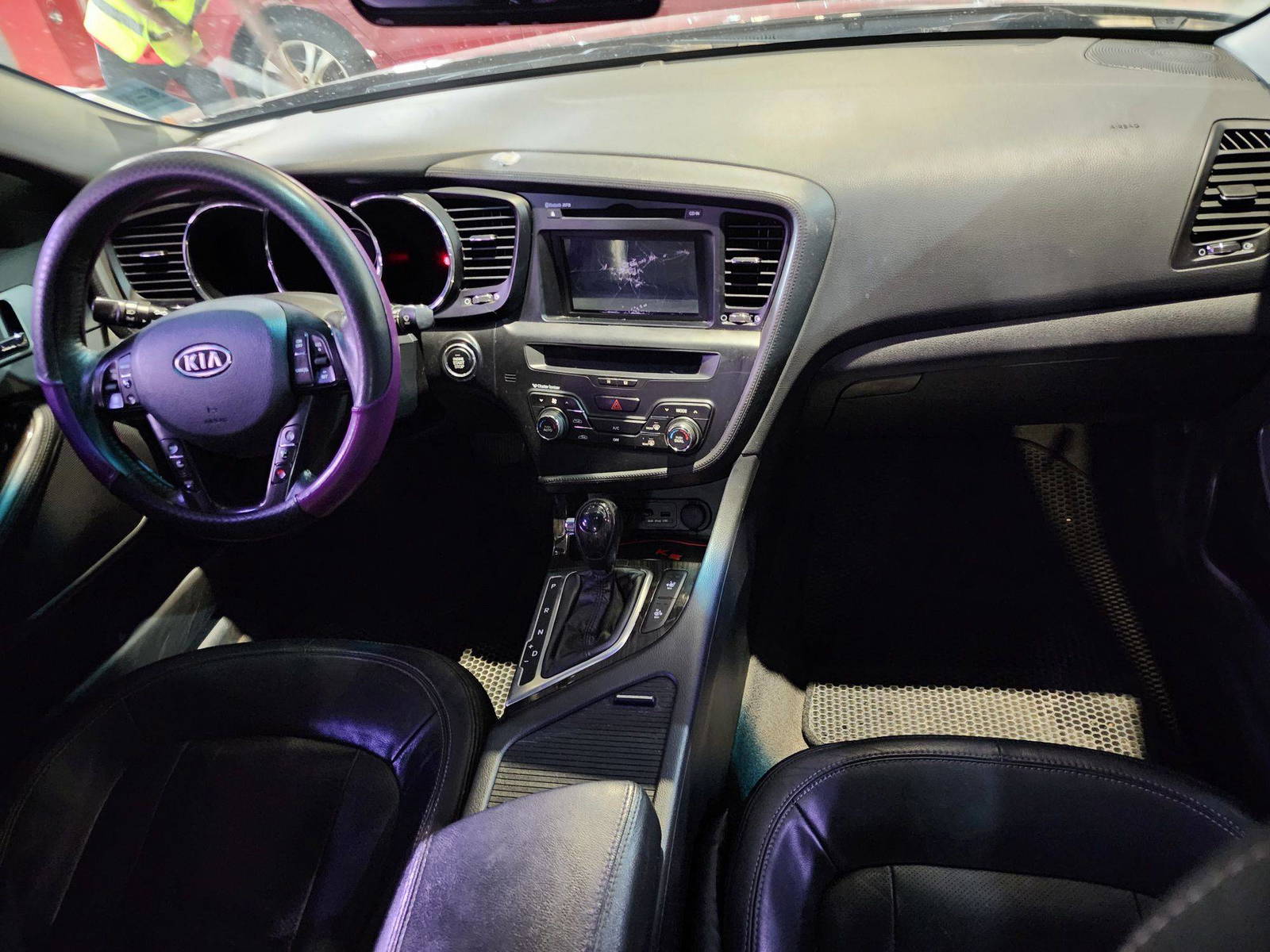 2011 KIA K5 — 203542 KM — Lot 005980 — Al Quoz - Marhaba Auctions Used Cars - Image 8