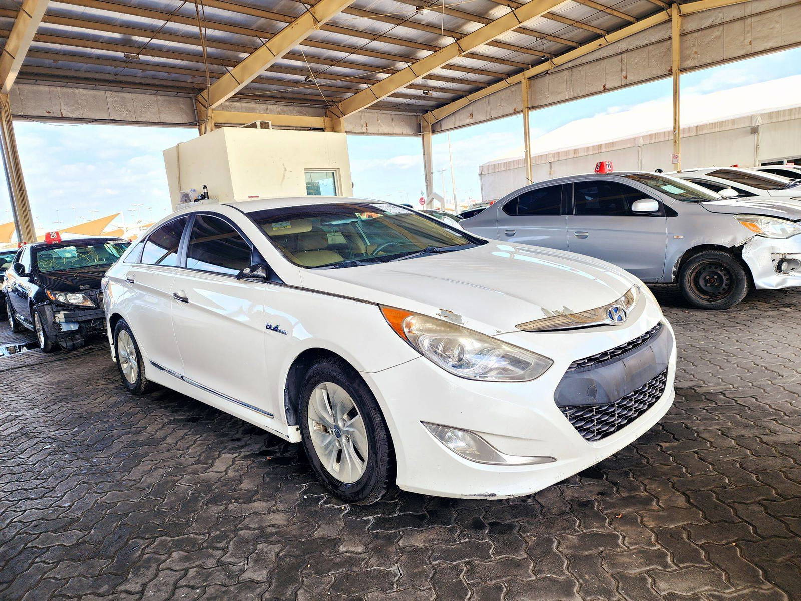 2015 HYUNDAI SONATA — 162300 Miles — Lot FA134364 — Souq - Marhaba Auctions Used Cars - Image 5