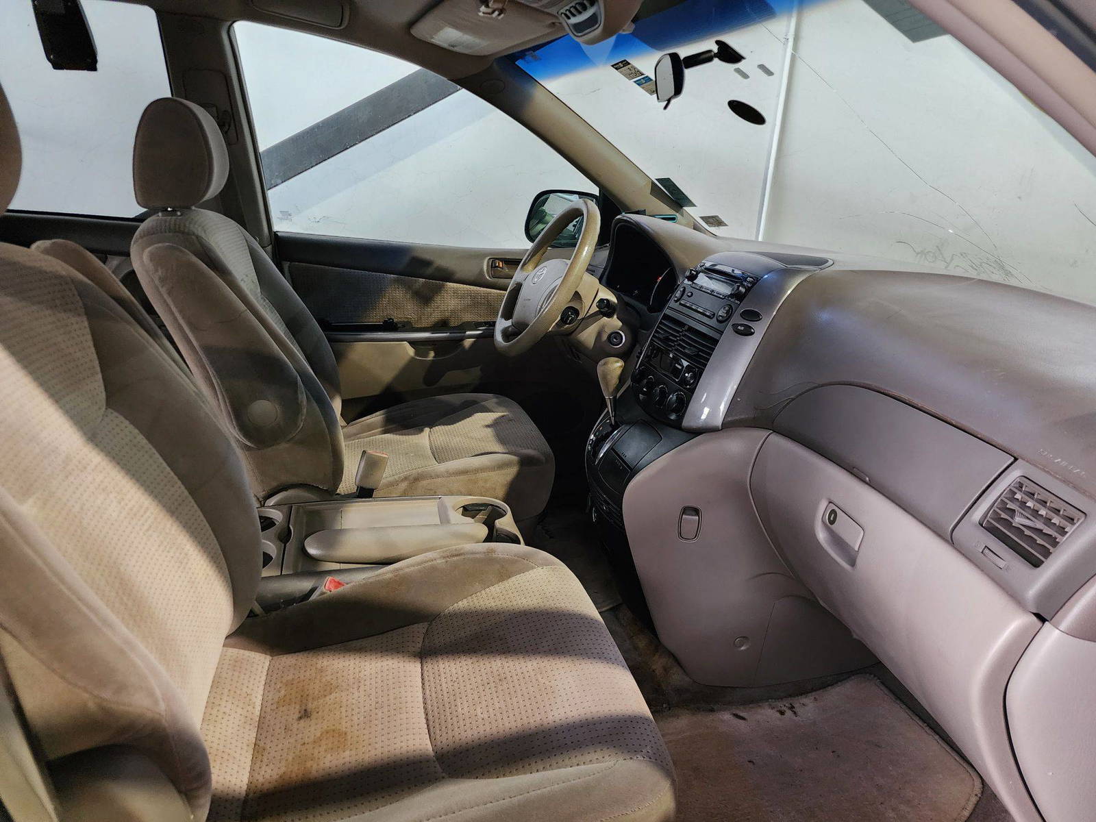 2006 TOYOTA SIENNA — 172051 Miles — Lot 77083304 — Al Quoz - Marhaba Auctions Used Cars - Image 9