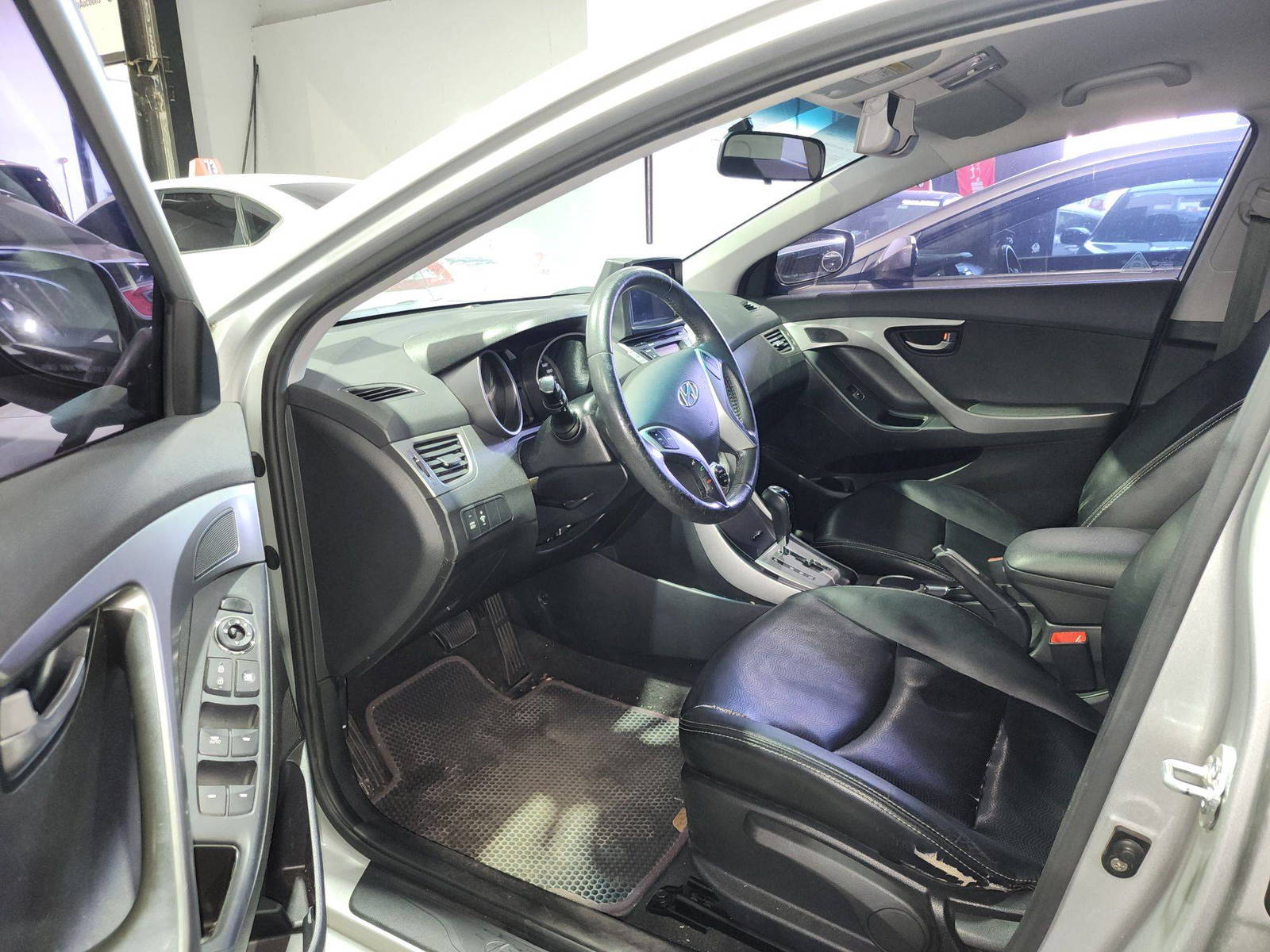 2011 HYUNDAI AVANTE — 192231 KM — Lot 066061 — Al Quoz - Marhaba Auctions Used Cars - Image 9