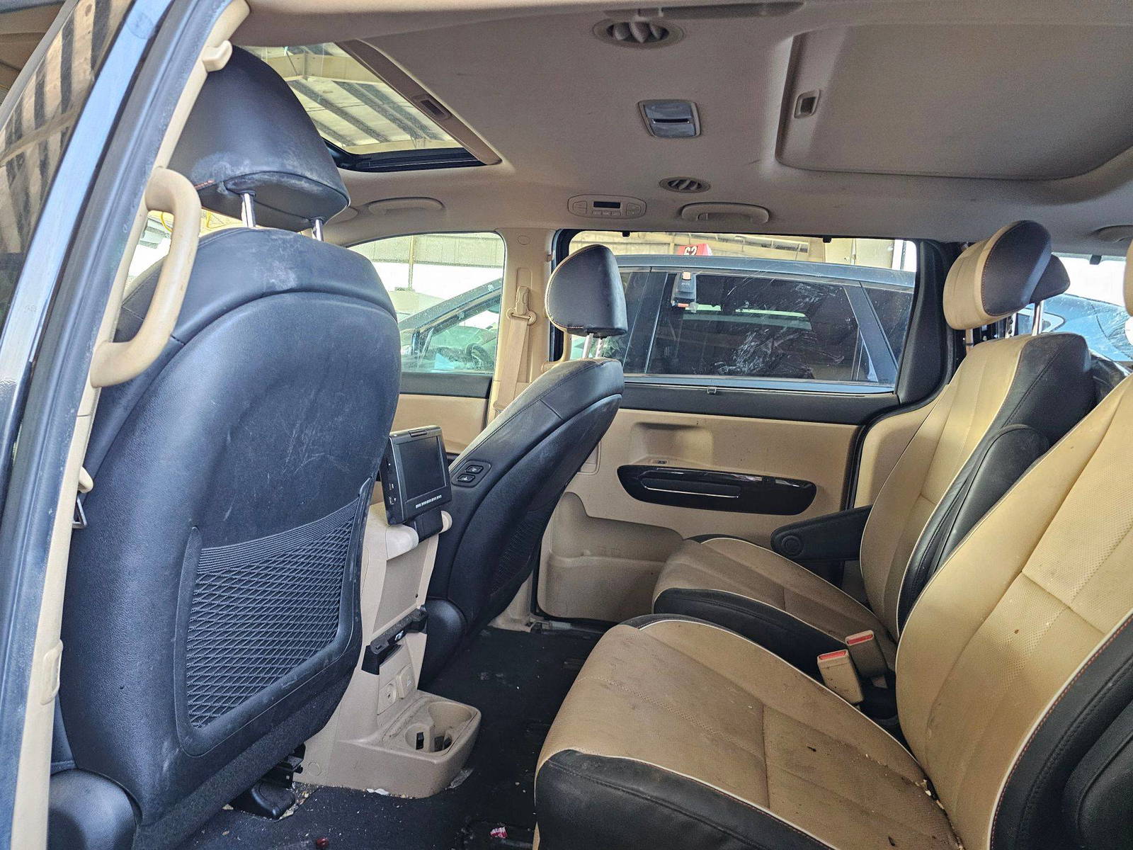 2018 KIA SEDONA — 104133 Miles — Lot 16J6407792 — Souq - Marhaba Auctions Used Cars - Image 5