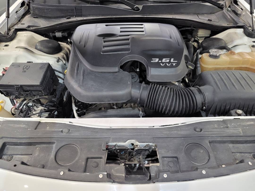 2019 CHRYSLER 300 — 104717 KM — Lot H687195 — Souq - Marhaba Auctions Used Cars - Image 11