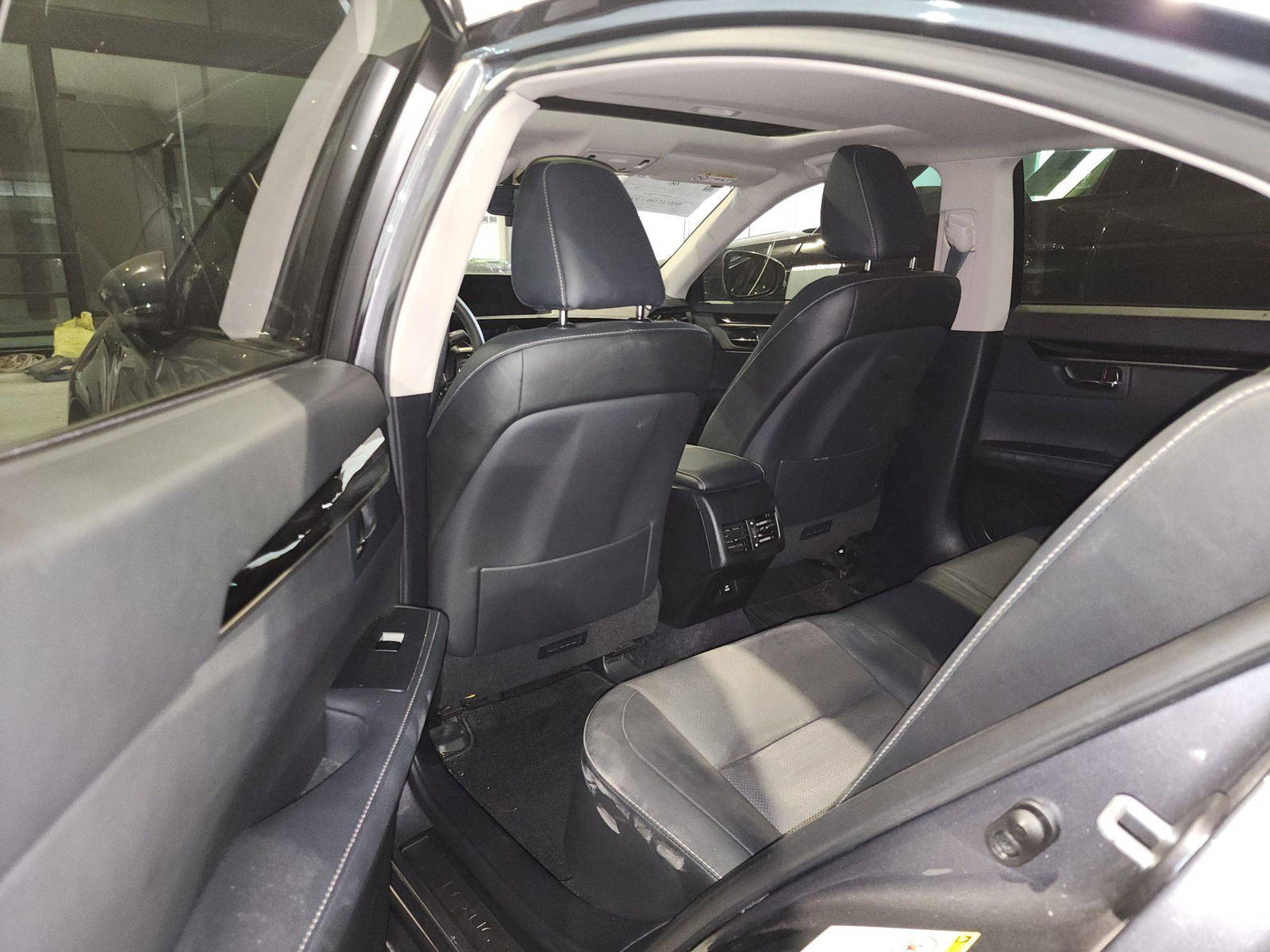 2015 LEXUS ES 300H — 103309 KM — Lot 2087377 — Al Quoz - Marhaba Auctions Used Cars - Image 7