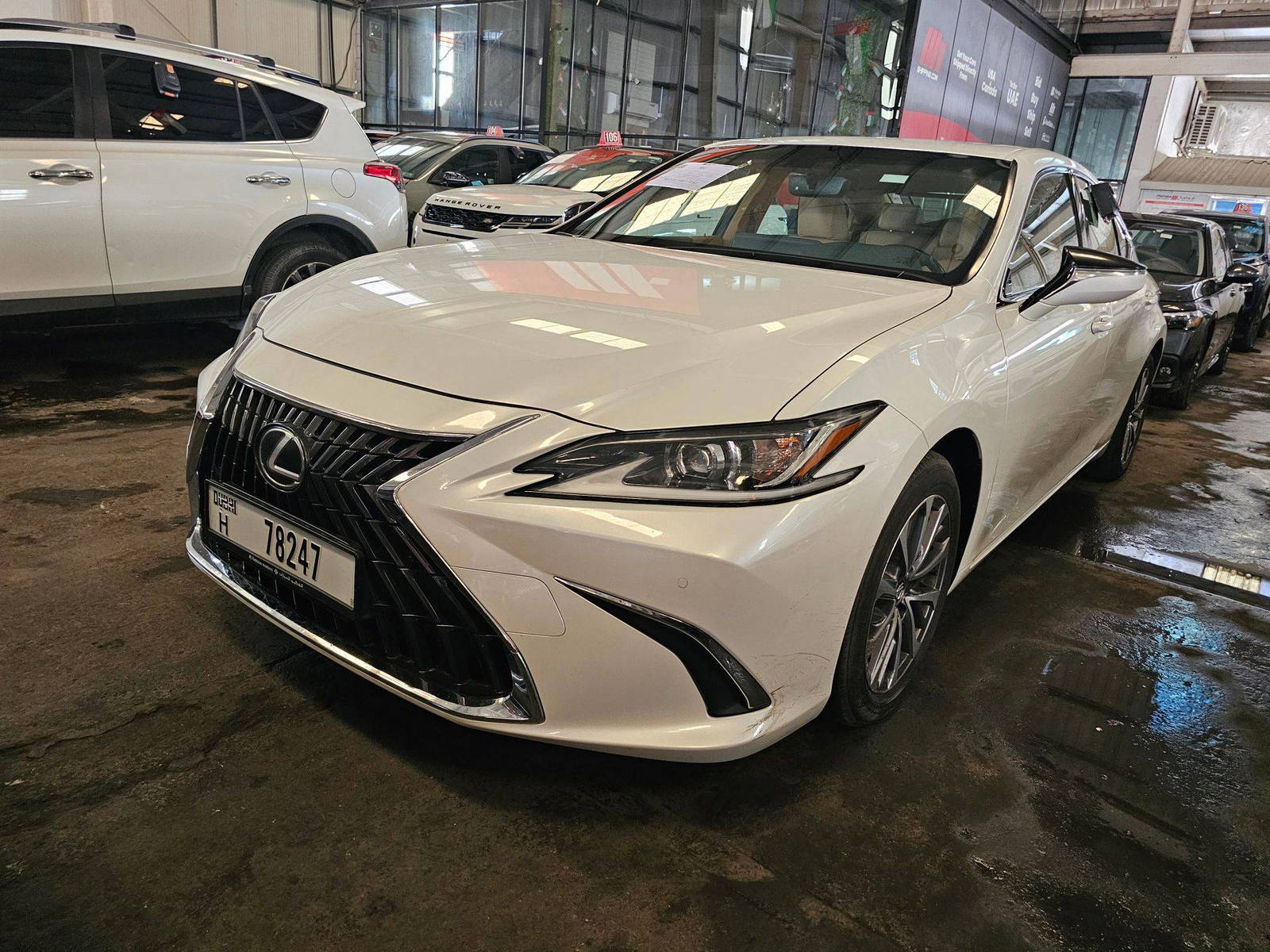 2023 LEXUS ES 300H — 260537 KM — Lot 8P2203956 — Main - Marhaba Auctions Used Cars - Image 4