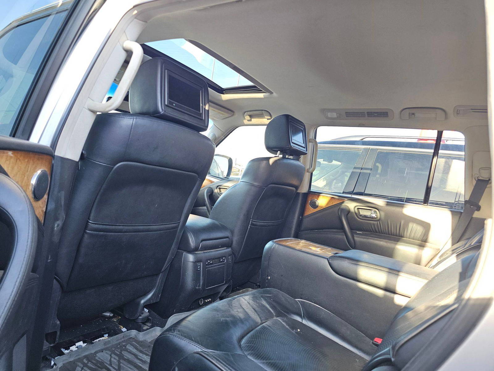 2014 INFINITI QX80 — 196354 Miles — Lot E6E9063153 — Souq - Marhaba Auctions Used Cars - Image 5