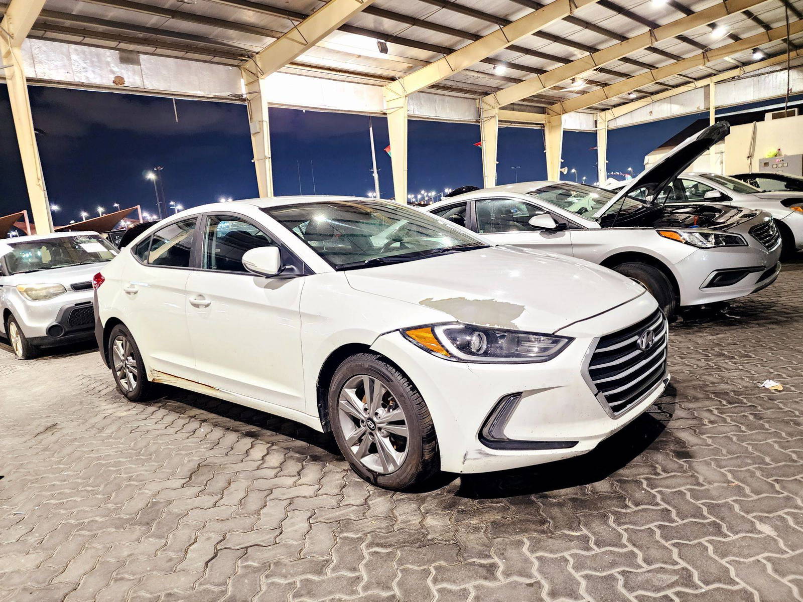 2018 HYUNDAI ELANTRA — 117640 KM — Lot 694539 — Souq - Marhaba Auctions Used Cars - Image 4