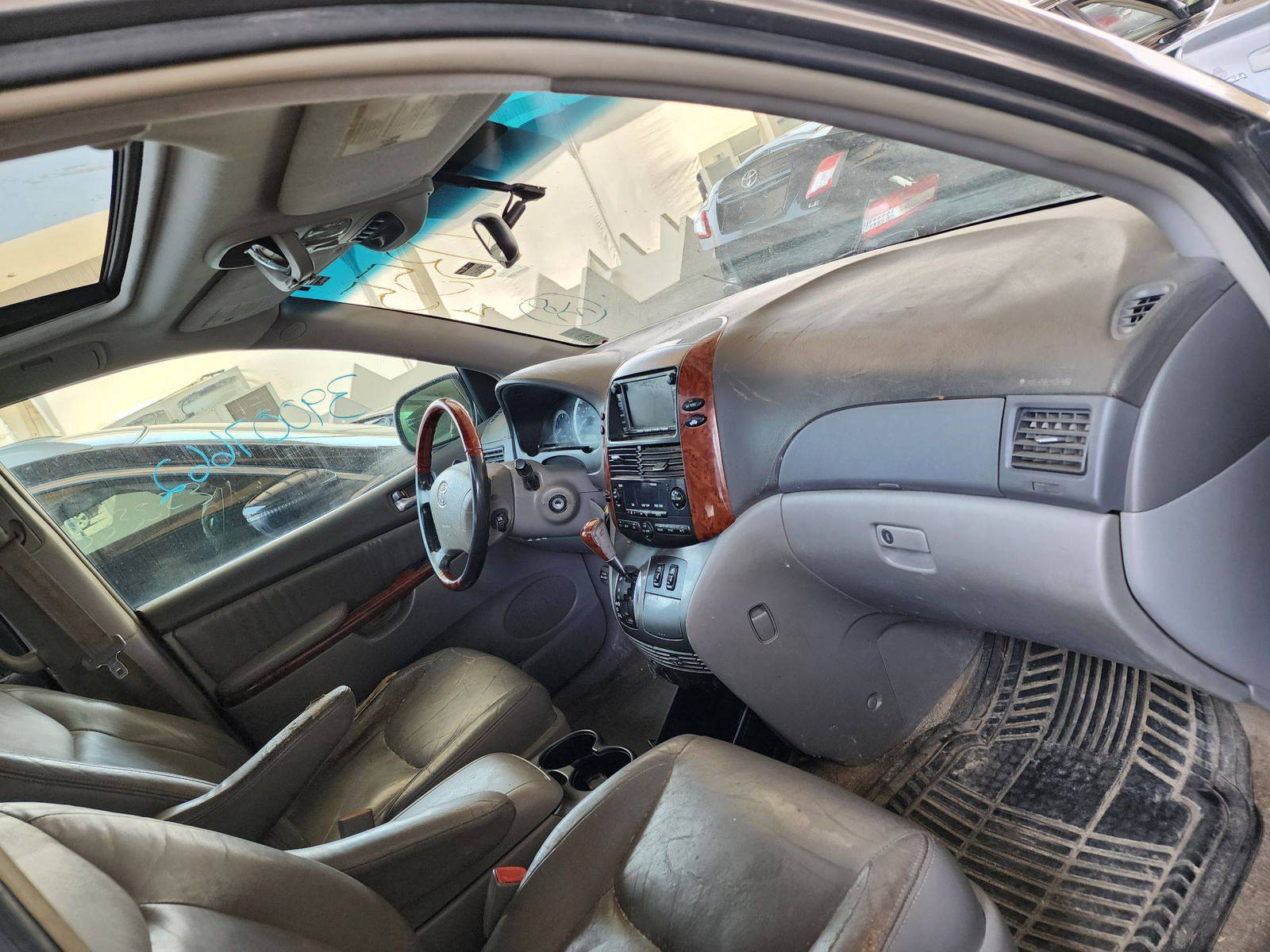 2005 TOYOTA SIENNA — 218309 Miles — Lot 39007662 — Main - Marhaba Auctions Used Cars - Image 5