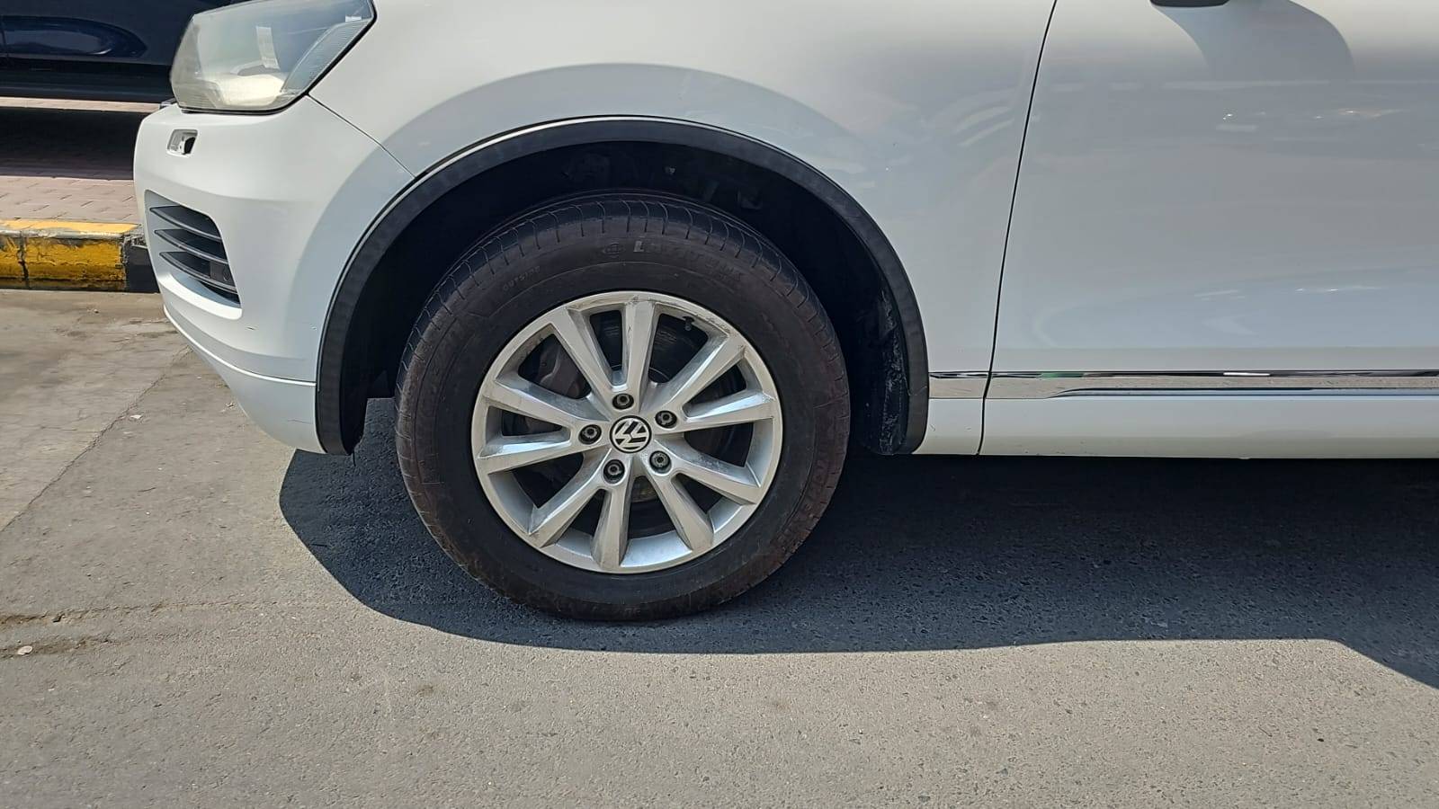 2013 VOLKSWAGEN TOUAREG V6 — sold — 186429 KM — Lot 1DD009998 — Souq - Marhaba Auctions Used Cars - Image 11