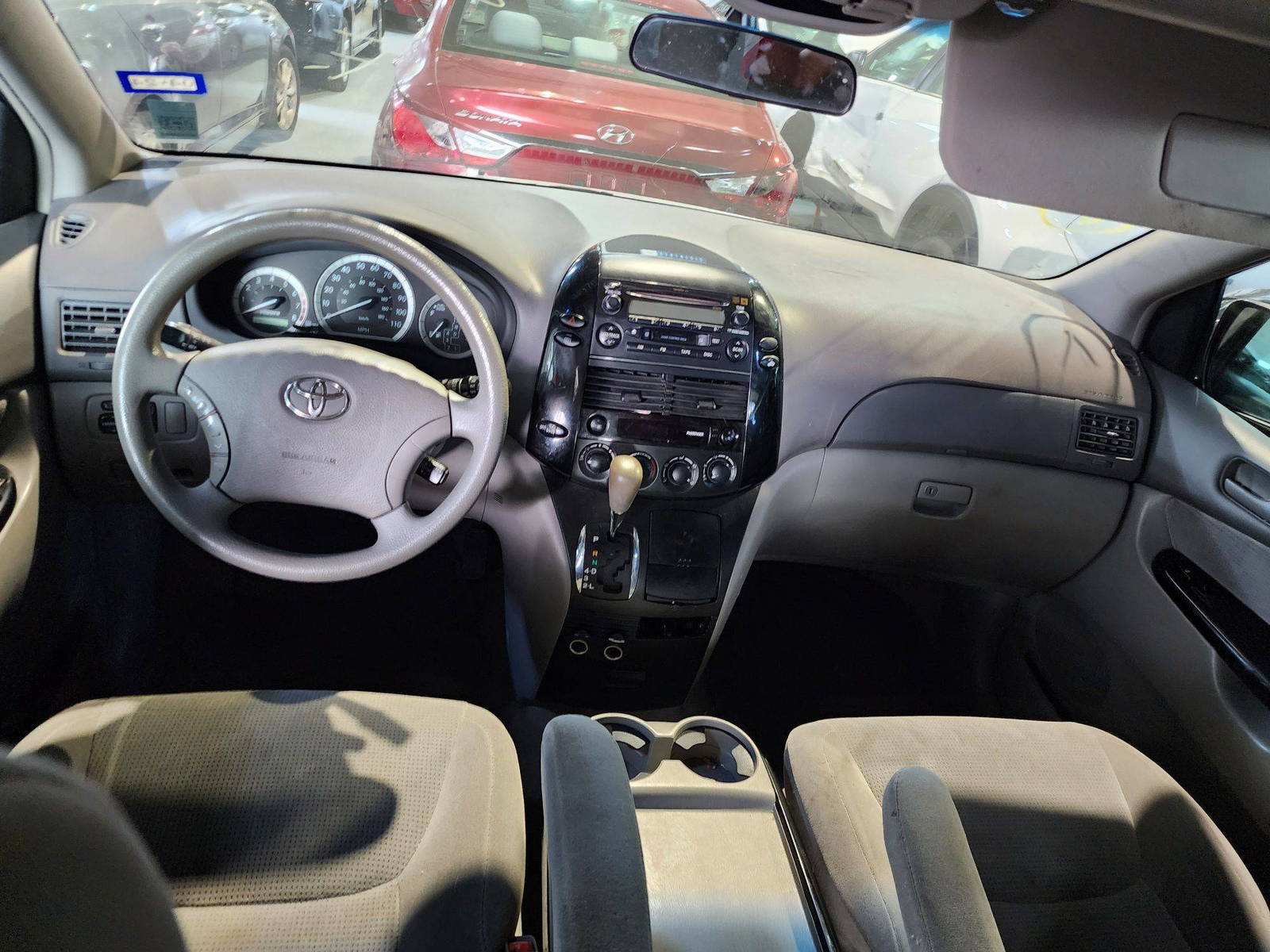 2004 TOYOTA SIENNA — 252120 Miles — Lot 70312234 — Al Quoz - Marhaba Auctions Used Cars - Image 8
