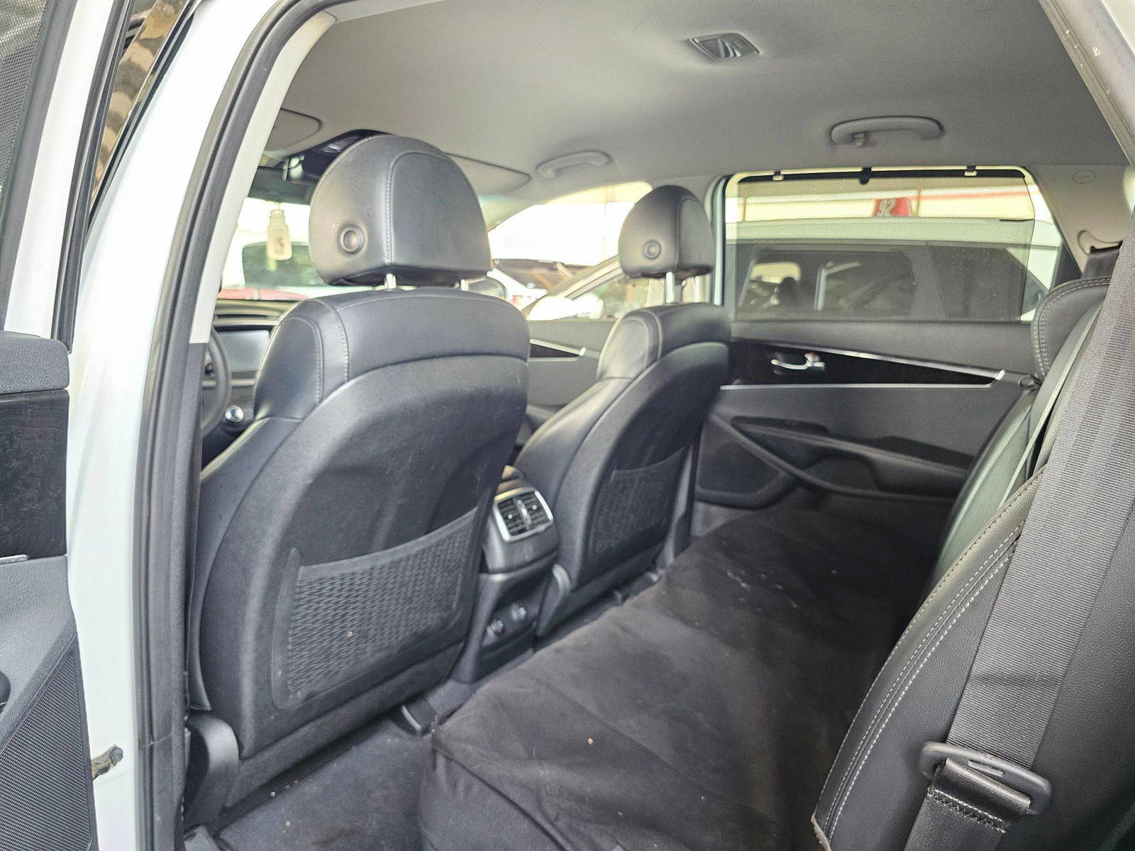 2018 KIA SORENTO — 102652 Miles — Lot A53JG384120 — Souq - Marhaba Auctions Used Cars - Image 6