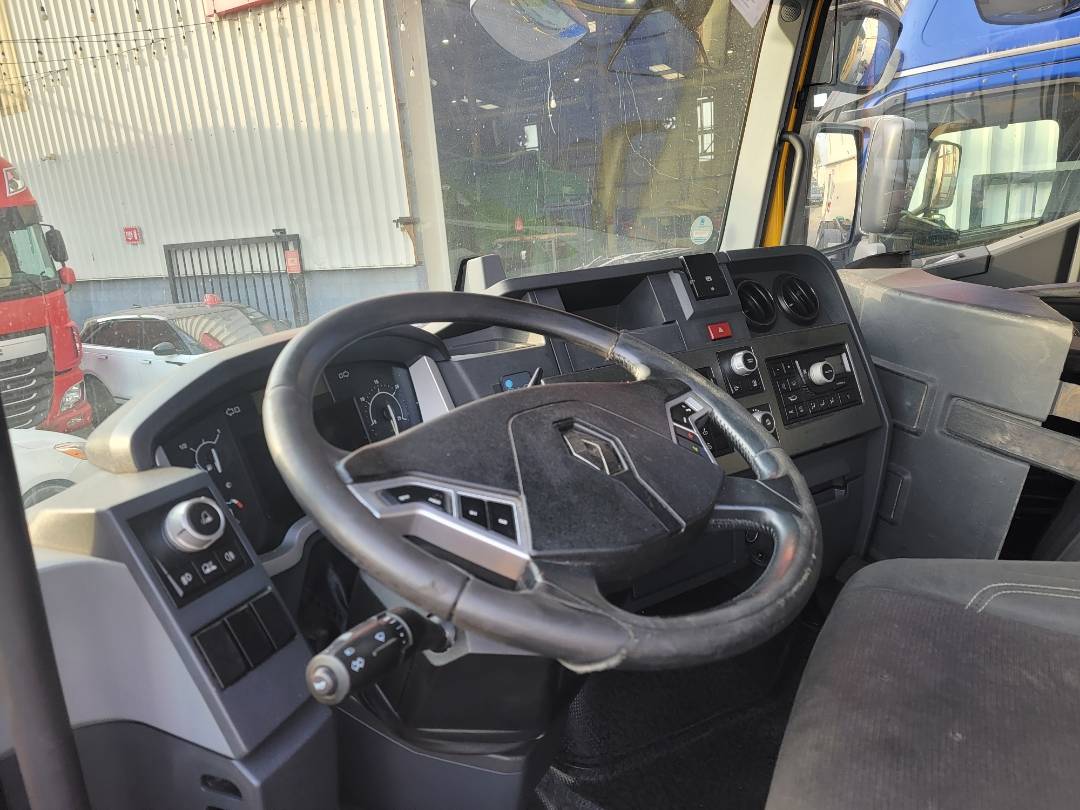 2015 RENAULT T 480 — 1131025 KM — Lot 001503 — Main - Marhaba Auctions Used Cars - Image 9