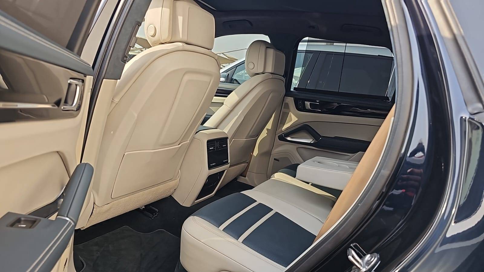 2023 PORSCHE Cayenne — 28801 KM — Lot PDA33102 — Souq - Marhaba Auctions Used Cars - Image 8